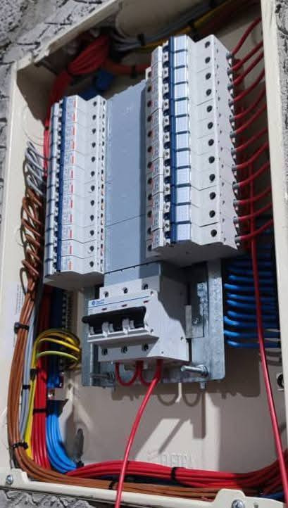 إلى أصحاب الذوق الرفيع والباحثين عن الأمان والرفاهية..
​يسعدنا أن نضع بين أيديكم خبرتنا في تأسيس وتشطيب المنشآت السكنية الكبيرة (مساحة 400 متر فأكثر)، وفق أحدث المعايير الهندسية، مع التركيز على استقرار التيار وحماية الأجهزة المنزلية.
​🛠 مميزات العمل والمنظومة:
​نعتمد نظام التسليك الثلاثي (3 Lines) لضمان استمرارية التشغيل وسهولة التحكم:
​خط التيار الوطني: تأسيس متين لتحمل الأحمال العالية.
​خط المولد الخارجي: تنظيم دقيق للأحمال لضمان الكفاءة.
​خط الطاقة الشمسية: تسليك ذكي ومنفصل مخصص للطاقة المتجددة (Eco-Friendly).
​✨ اللمسة النهائية (التشطيب):
​لأن جمالية البيت تكتمل بالتفاصيل، نستخدم حصرياً سويتجات شركة أوز (OZZ) التي تجمع بين المتانة العالية والتصاميم العصرية التي تناسب الديكورات الحديثة.
​نحن لا نمدد الأسلاك فحسب، بل نؤسس للأمان والراحة في منزلك.
​📞 للتواصل والاستفسار:
صاحب العمل: [علي سعود. مالك الكهربائي ]
رقم الهاتف***********-***********
