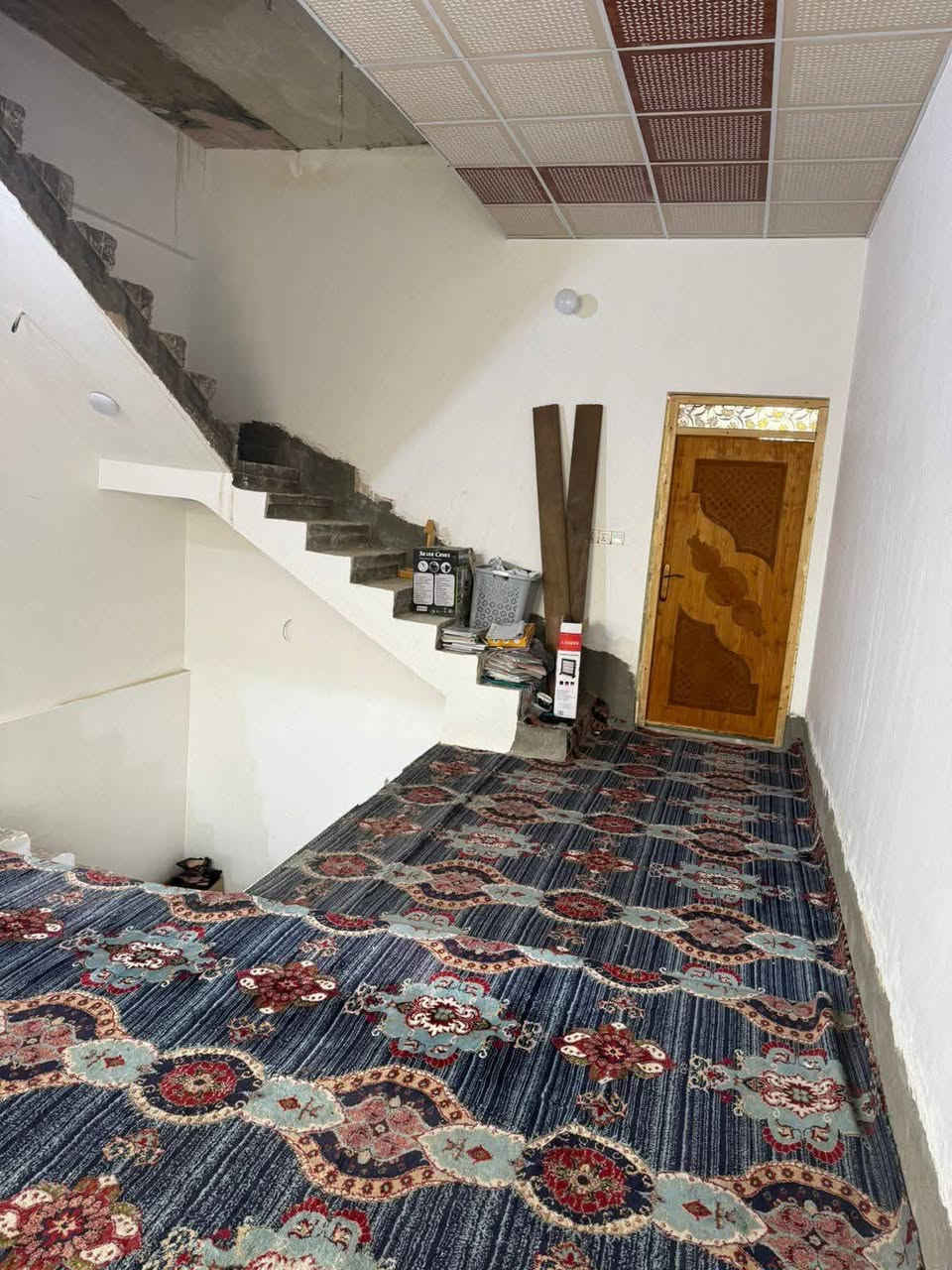 عندي الكم "بيت لقطة"  طابو صرف  في كربلاء الإنتفاضه الرابعة وموقعه جداً مميز وقريب من (الدرة)
 ومساحته ١٠٠ متر طابق ونص بناء طابوق صب كونكريت بعده توه مبني 
، وكاعدين بي حالياً يعني جاهز للسكن.

مواصفات البيت:

الطابق الأرضي: غرفة نوم، صالة واسعة، مطبخ، استقبال، وصحيات (داخلية وخارجية).

الطابق الأول: غرفة ثانية وصالة.
النواقص: يحتاج فقط (أرضية،(الارضية صبابه)- ستارة-بيتونة)   والباقي كامل وما بي أي نقص.

السعر: ١١٥ مليون، وبي مجال طيب للشراي 
راسلنا واتساب سيتم تحويلك لراعي الدار،مباشرتا ••لانستقبل اتصالات فقط واتساب وسيتم تحويل على صاحب العقار مباشر
 الواتساب : 
***********
