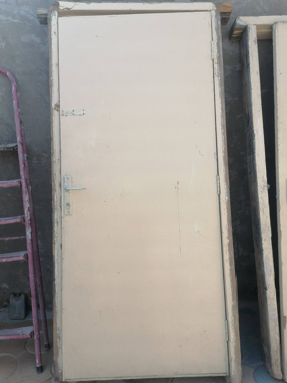 شبابيك عدد ٥ سعر الواحد ٦٠ وبي مجال قليل 
بيبان حديد مع الجراجيب عدد ٢
(سعر الواحد ٧٠ ألف) 

بيبان خشب مع الجراجيب عدد 5
واحد باب غرفة
ثلاثة بيبان حمامات
واحد باب صالة يفصل بين الصالة والمطبخ


**إذا كنت صاحب هذا الإعلان وتريد حذفه لأي سبب، رجاءا أرسل رسالة إلى الدعم الفني**