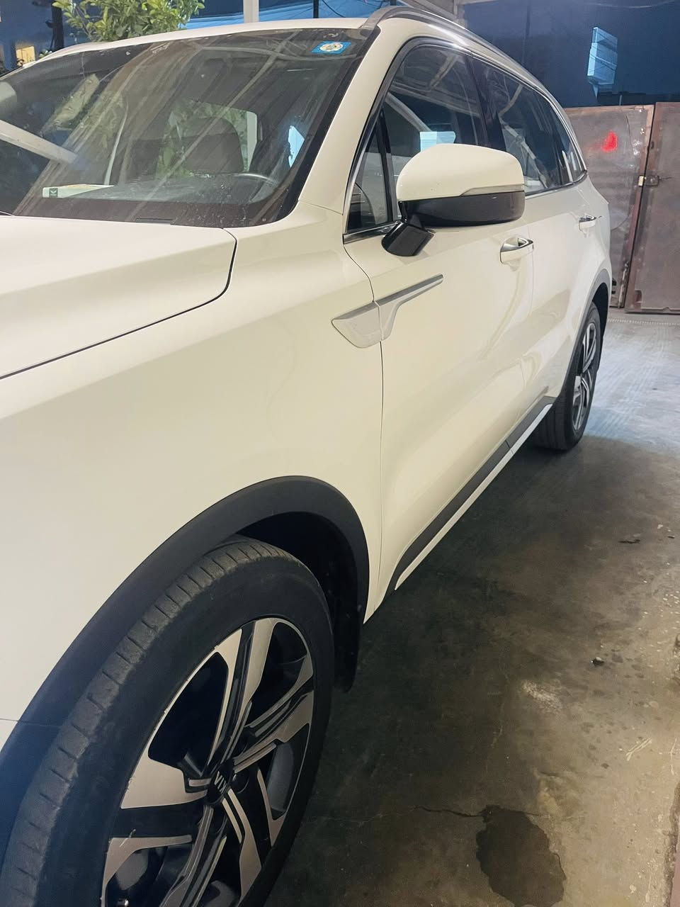 سلام عليكم 
للبيع 
كيا سورنتو موديل ٢٠٢١ خليجي 
رقم بغداد بسمي
ستة سلندر 
ماشية ١٠٥ 
نص فول 
بصمة
كشنات كهرباء 
صندوك كهرباء
مري شفط 
اوتو هولف 
اريل انفكيشن 
تلث قطع تبريد 
كير عصا 
حساسات 
شاحن واير ليس 
تشغيل عن بعد

السعر ٢٦٥وبيهة مجال 
مكان السيارة بغداد 
*********** 
مكفولة من الصبغ فقط بارد بسيط
