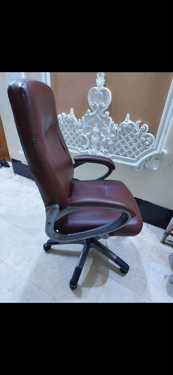 السلام عليكم  يتوفر أثاث مكتبي ومنزلي
للبيع مجموعة أثاث ممستخدم جديد لكن منصوب فقط ولم يستعمل بعد.
- كرسي مكتب جلد بني مريح مع مسند ظهر عالي وعجلات متحركة.  
- مكتب خشبي حديث مع فتحة لإدارة الأسلاك.  
- خزائن صغيرة بثلاثة أدراج، بعضها يحتوي على قفل. 
للطلب والاستفسار اكثر مراسله الصفحه.
للعلم مكان بغداد الشعب . بغداد, العراق


**إذا كنت صاحب هذا الإعلان وتريد حذفه لأي سبب، رجاءا أرسل رسالة إلى الدعم الفني**