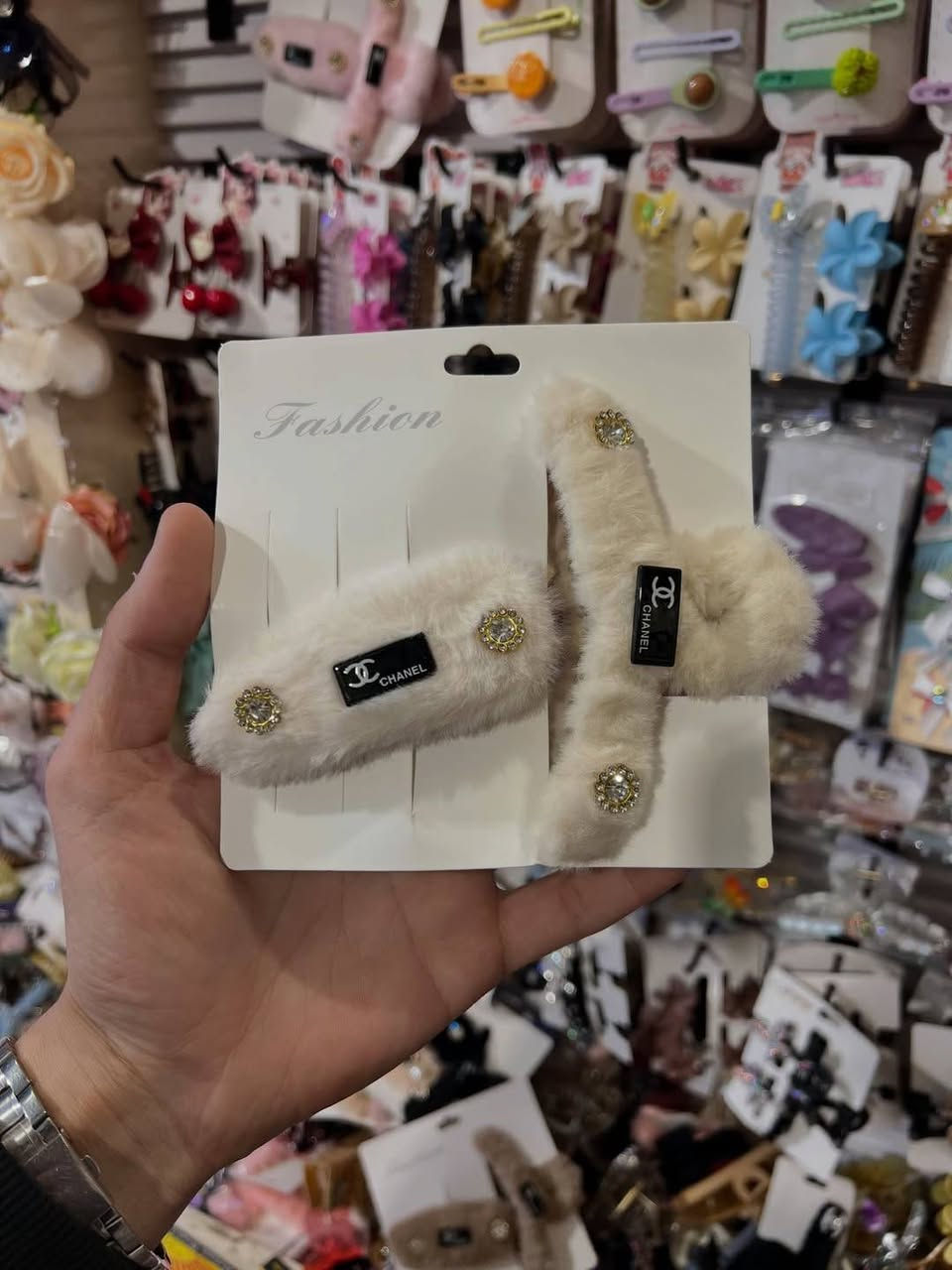 ✨ لمسة أناقة لشعرك ✨
تشكيلة مميزة من قراصات وطواكه الشعر بتصاميم عصرية وناعمة تضيف لمسة جمال لأي إطلالة. مصنوعة بخامات لطيفة على الشعر ومريحة للاستخدام اليومي، مناسبة للبنات والنساء.
🌸 ألوان متنوعة
🌸 تصاميم أنيقة وناعمة
🌸 مناسبة لكل الأوقات
اختاري ما يناسب ذوقك وكمّلي أناقتك بأجمل الإكسسوارات 💖


**إذا كنت صاحب هذا الإعلان وتريد حذفه لأي سبب، رجاءا أرسل رسالة إلى الدعم الفني**