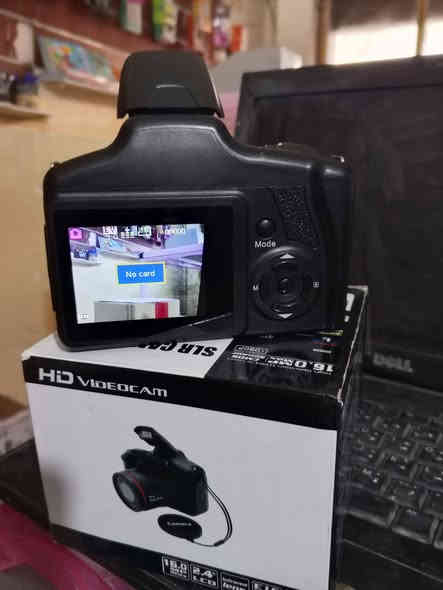 الكاميرا في الصورة هي كاميرا رقمية بدقة 5K مخصصة للتصوير الفوتوغرافي والفيديو (vlogging)..
دقة عالية: تلتقط صورًا بدقة 50 ميجابكسل وتسجل فيديو
سعر  مناسب )50(الف 
 بدقة تصل إلى 5K. 
رؤية ليلية: تدعم الرؤية الليلية بالألوان الكاملة في الإضاءة المنخفضة، مما يتيح رؤية الأشياء غير المرئية بالعين المجردة في الظلام. 
تقريب قوي: تتميز بتقريب رقمي 50x وعدسة مقربة، مما يسمح بالتقاط الأهداف البعيدة. 
اتصال Wi-Fi: يمكن توصيلها بالهاتف الذكي عبر Wi-Fi لنقل الصور ومقاطع الفيديو بسهولة وسرعة. 
شاشة كبيرة: تحتوي على شاشة OLED عالية الدقة مقاس 4 بوصات لسهولة التكوين والمشاهدة. 
متواجده في مكتب حمودي ه اليونس***********
@الجميع
