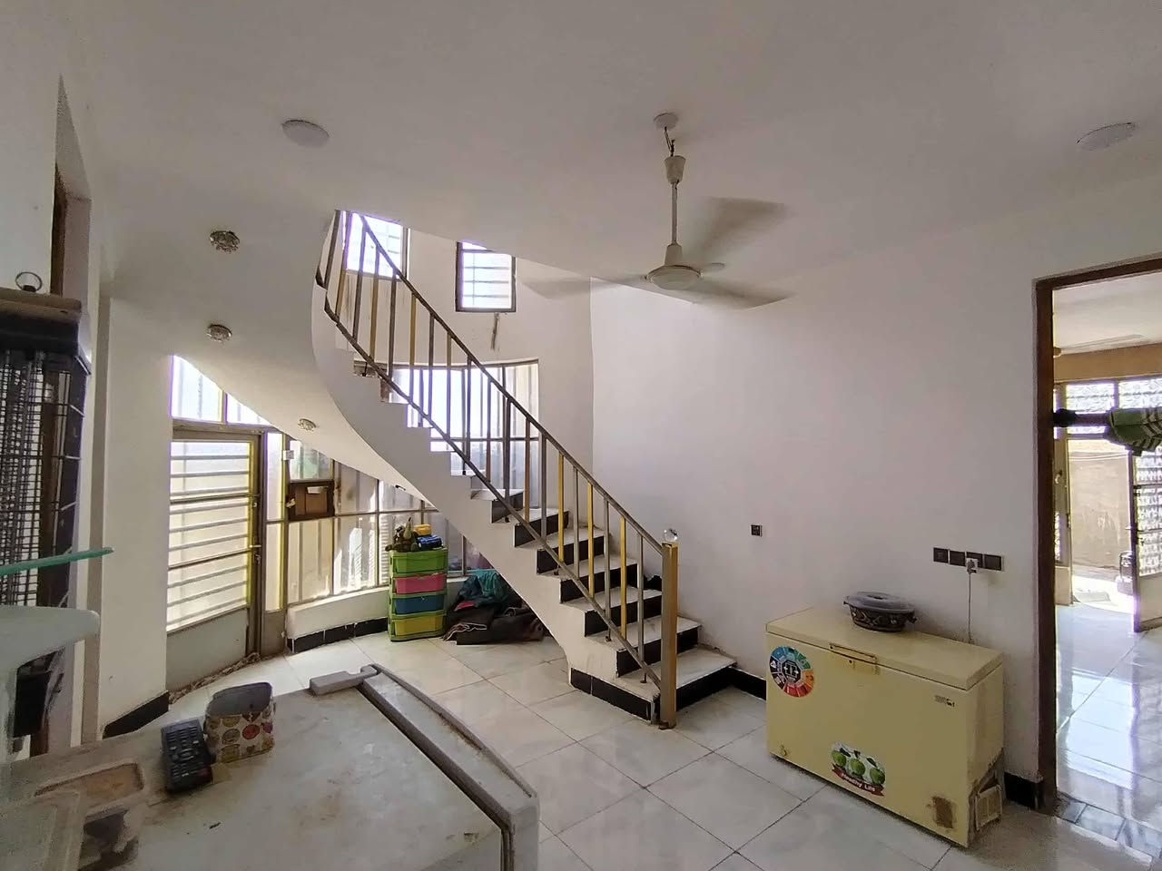 سلام عليكم بيت للبيع في مجمع الامير قرب مجمع الشاميه السكني م200 البناء 150م طابقين مسلح الطابق الثاني فرمستون بي 3غرف صاله وصحيات داخليه وخارجيه وستقبال ومطبخ ومنور للستفسار***********
