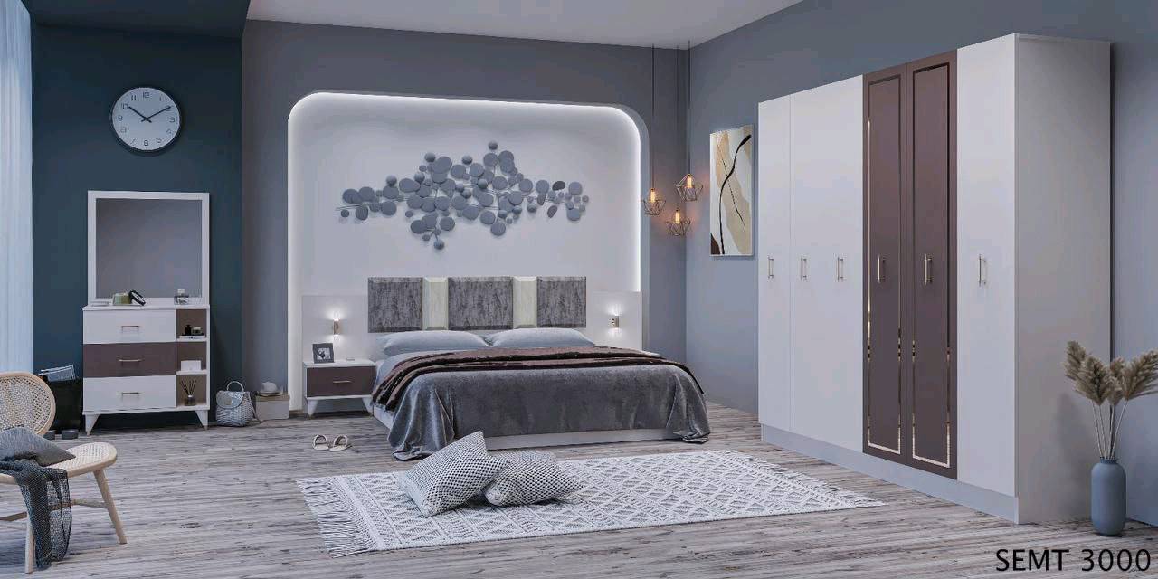 طقم غرف نوم فاخر بتصاميم عصرية من مملكة الأثاث، يتكون من سرير كبير، كومودينتان، دولاب ملابس مع مرايا، وتسريحة. مثالي لإضفاء لمسة أناقة على غرفة النوم.