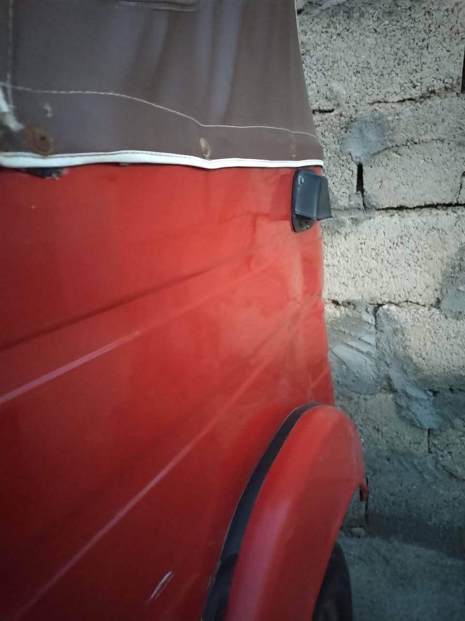 سلام عليكم تكتك للبيع موديل 18 رقم وسنويه تكتك بلاديه سعر 4200 اتصال ***********
