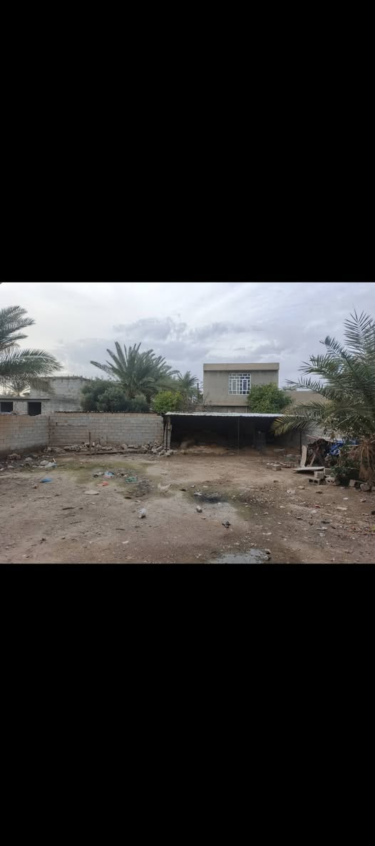 السلام عليكم
1.بيت طابقين للبيع مساحة البيت 400متر القطعة الوراها 500م
2.البيت يحتوي طابق ارضي غرفتين 4×5 ممشة ودرج هول 6×5 
استقبال 7×5 كندور واسع مطبخ 4×4 مطبخ حار 4×3ونص حمام 2×2 وطرمه واسعة تحتوي على بابين الباب الاولى على البيت والثانية على القطعة الورة البيت. 
3.طابق ثاني غرفتين الاولى 6×5 والثانية 4×4 مطبخ 4×5 استقبال 5×4 وحمام وتواليت 
4. السعر 200 قابل للتفاوض
5. بيت كلش واسع يكفي 3 عوائل المكان بعقوبة الحديد تتن
6. ملاحضة المساحة الرسمية 400م طابو صرف  اتصل
***********
