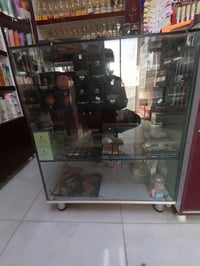 عارضة ذهب • ميز عرض زجاج • نجف