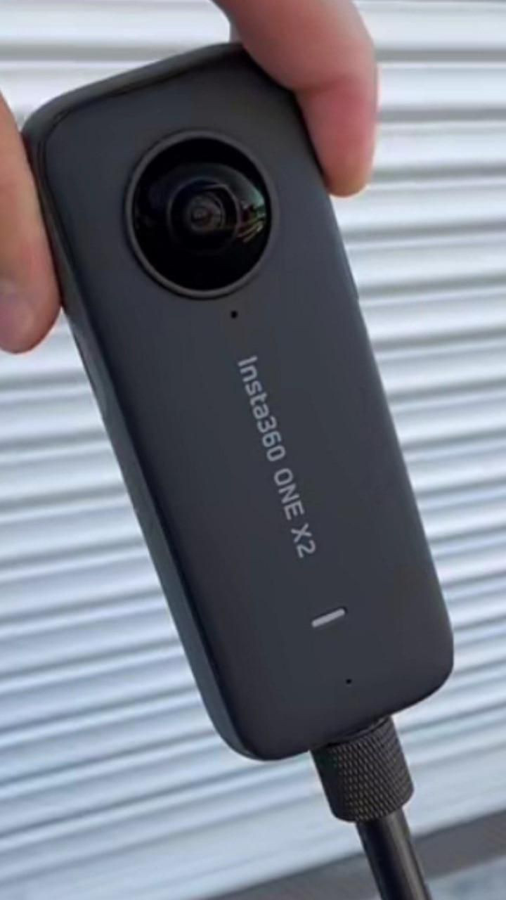 للبيع كامره Insta360 ONE X2 📸
كامره احترافيه 360 درجة، نظيفه جداً واشتغل عليها استخدام خفيف  الموديل: Insta360 ONE X 
 الحالة: ممتازه ما بيها أي عطل شخط ما بيها
 الملحقات: كامله وياها الستاند + الشاحن + الكيبل + العلبه
مميزاتها 
تصوير 360 درجة كامل
تگدر تصور كلشي حولك بدون ما يفوتك أي زاوية، وبعدها تختار اللقطة اللي تعجبك.
🎥 دقة تصوير عالية (5.7K)
فيديو واضح واحترافي مناسب لليوتيوب تفحيط ستعراض للسياره ولدراجه 
🎯 تثبيت خرافي (FlowState Stabilization)
حتى لو تمشي أو تركب دراجة، الفيديو يطلع ثابت وناعم.
🪄 العصاية تختفي (Invisible Selfie Stick)
يخلي الفيديو يبين كأنه مصور بطائرة درون ✈️ بدون ما تبين العصاية.
💧 مقاومة للماء
تتحمل لحد 10 متر بدون كفر، مناسبة للسباحة والمطر. 
صوت واضح 360°
بيها 4 مايكات تعزل الضوضاء وتعطي صوت نقي. تحكم من الموبايل عن طريق تطبيق Insta360 App تگدر تعدل الفيديو بسهولة.
بطارية قوية تطول وياك وقت زين للتصوير الطويل.
تعديل ذكي للفيديو بيها AI يخليك تسوي مونتاج سريع وتأثيرات جاهزة.
صغيرة وخفيفة سهل تحملها بأي مكان (سفر، طلعات، دراجة).
للاستفسار ***********

