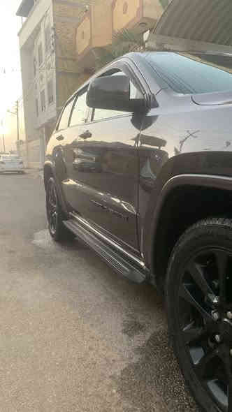 السلام عليكم جيب كراند شيروكي فئه بلاك توب 2018 محرك 6 سلندر 3600 سياره رقم بصره تحويل ثاني يوم مواصفات 
فتحه 
حساسات خلفيه 
باب شفط 
فول تحكم ستيرن
 كشن كهرباء
 اطفاء ذاتي 
شاشه كبيره 
رادار خلفي 
ويل 20 اسود بلاك بلادي
 كشنات جلد ومخمل  
حساسات ضغط الاطارات وياقي المواصفات المعروفه سياره جديده ماشيه 92 الف كم شرط الفحص حادثها جدا خفيف جاملغ خلفي فقط باقي السياره كفاله حتى من البارد السعر 248 وبيها مجال للشراي الاتصال ***********
