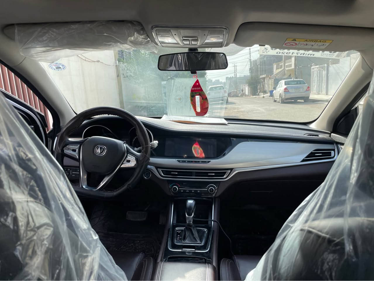 سلام عليكم شانجان  ايدو موديل 2020
السعر 114
***********
مكفوله لا ضربه ولا تبديل ولا تعديل بارد 
فول مواصفات 1/1 
رادر وتحديد مسار
فتحت سقف 
كشنات كهرباء و خزن  
كشنات جلد
مري شفط 
فول حساس
لايت  زنون  بلادي 
بكلايلت   لد
فول تحكم ستيرن 
شاشه كأمره 
5 ويل كب 
ماشيه 83
وبعد بيه هواي مواصفات 
حجم لمحرك 1600 دوش 
كير AT
تدفه + تبريد شغالات 
ومحرك وكير خير من الله مكفول
كهربائيات جاهزه
سياره جاهزه من كلشي 
رقم اربيل 
مكانها اربيل أربيل, العراق
