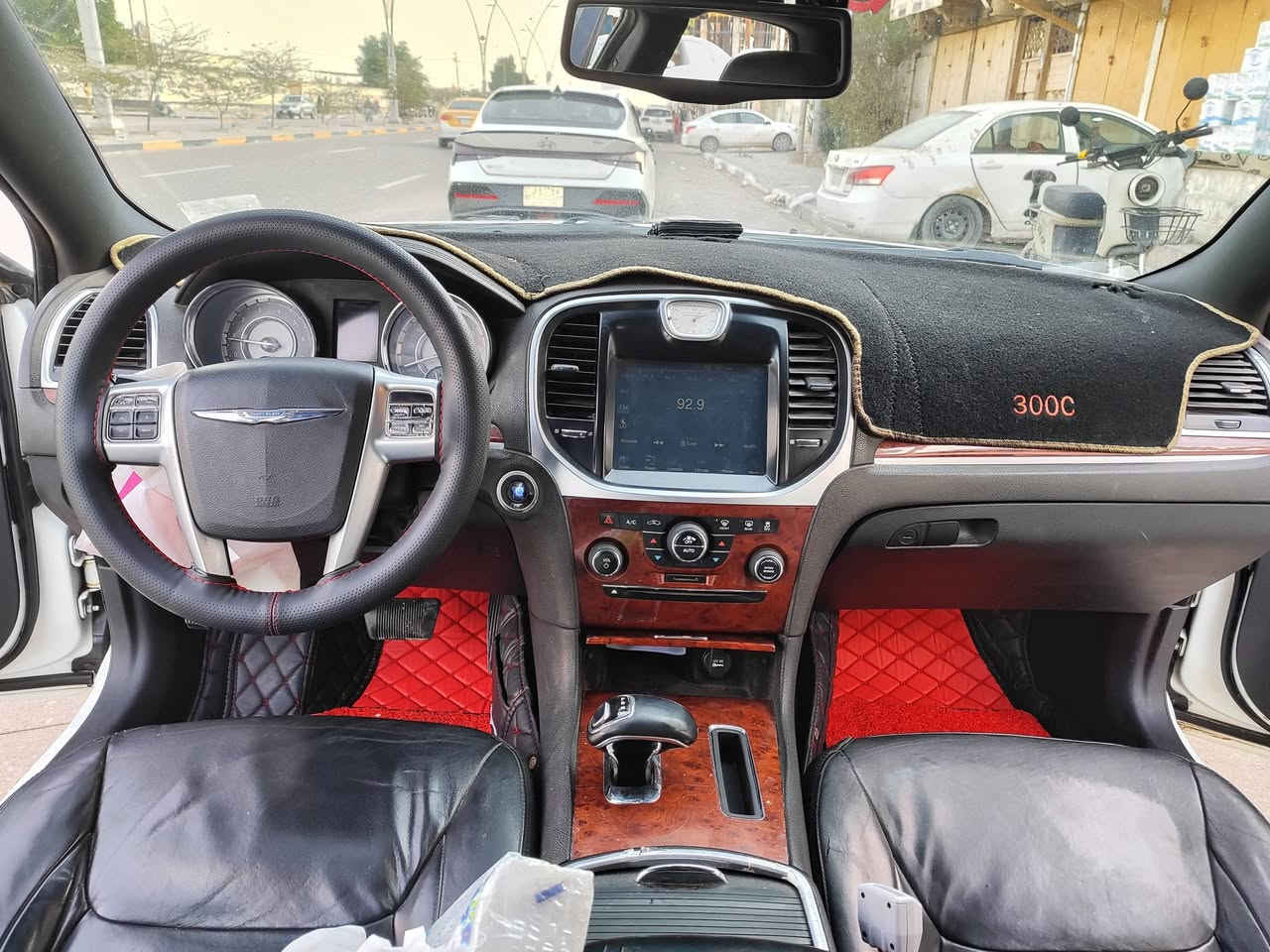 السلام عليكم أوباما 2012 للبيع سياره بيه جاملغ ايسر مبدل والباب لوره صدر مبدل سياره وارد كندي بس بيه ملاحظات قليله كشنات كهربائيه تشغيل عن بعد تخم تايرجديد  وحداديه نص عمر مكان البصره قبله شارع المدارس سعر سياره 150 وبيه مجال قليل *********** شباب اني مكلف بنشر والله
