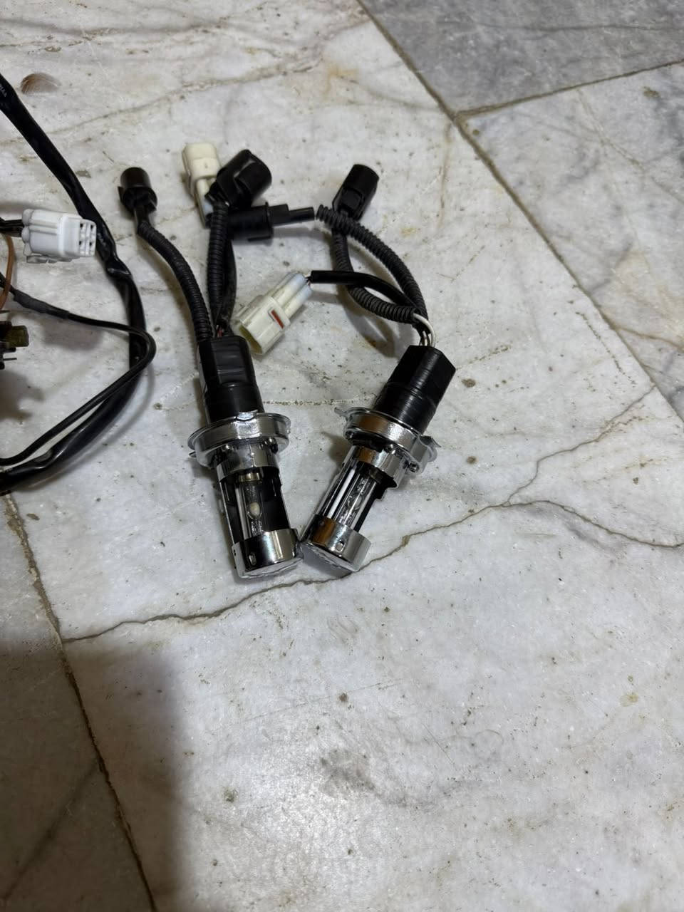 منضومه لايت صفر ١٠ تطفى وتشتغل بدكمه السلفه يعني ما يبقى مشتغل لايت انت شوكت ما تريد تشغله وطفي  كامل كتفات وعقل زنون ابيض عالي وناصي لايت فول السعر ١٢٥ وبي مجال بسيط للاتصال ***********
