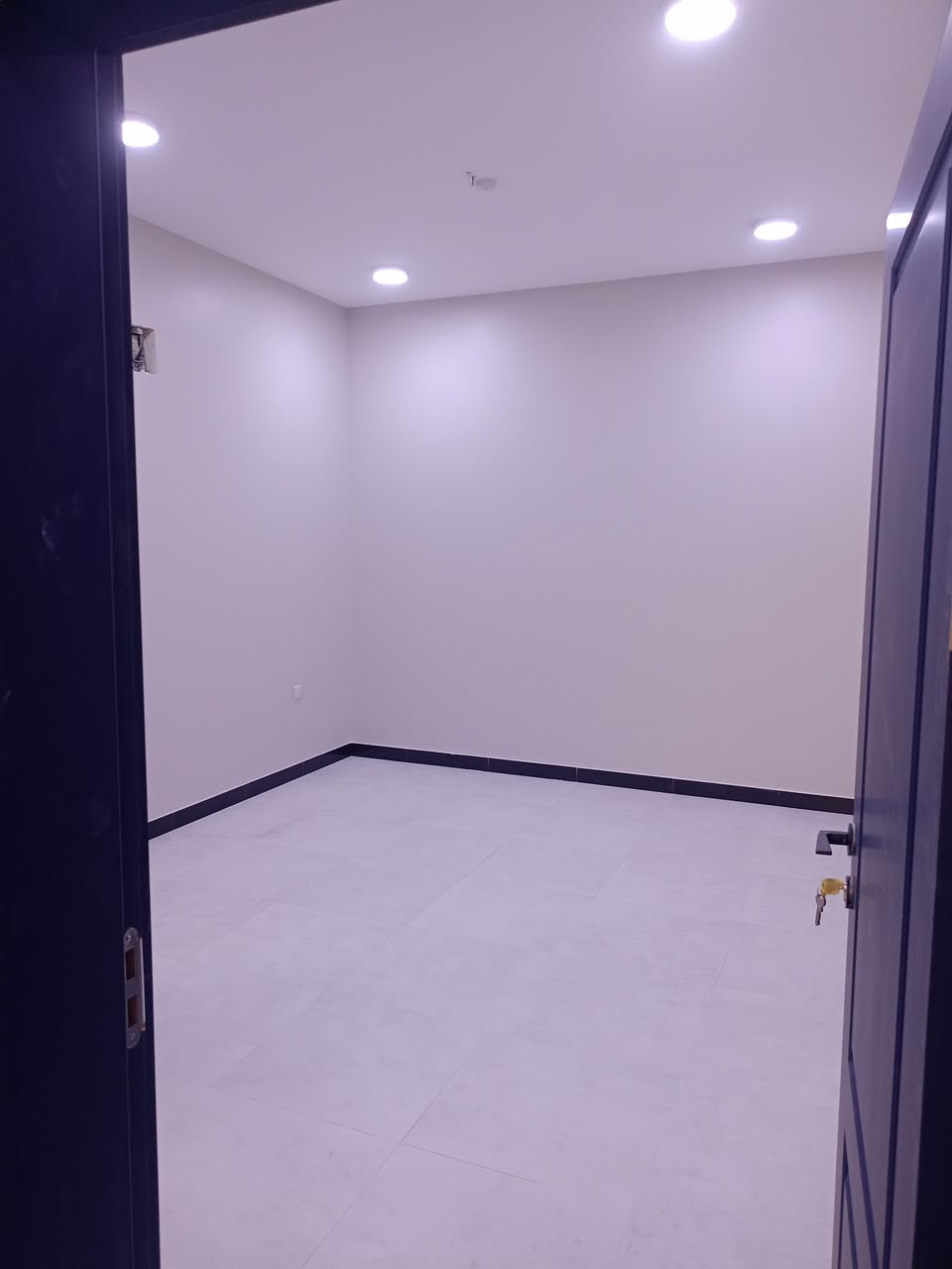 شقق حديثة غير مستخدمة للايجار - حي الجامعة - فرع زنود الحمداني - قريبة جدا على الشارع العام
جميع الشقق مؤثثة سبلت 1 طن تحكم امبير حار بارد لكل الغرف
كل شقة مع مطبخ تركي كامل
كل شقة تحتوي على 2 غرفة نوم - 2 حمام - مطبخ منعزل - صالة
مدخل منعزل ومؤمن تماما للبناية
جميع الشقق بنظام انتركم صوت وصورة
جميع الشقق بنظام عزل شبابيك وابواب وارضية
 
الطابق الاول بسعر مليون دينار للشهر
الطابق الثاني بسعر 900 الف للشهر
للتواصل *********** واتس اب
