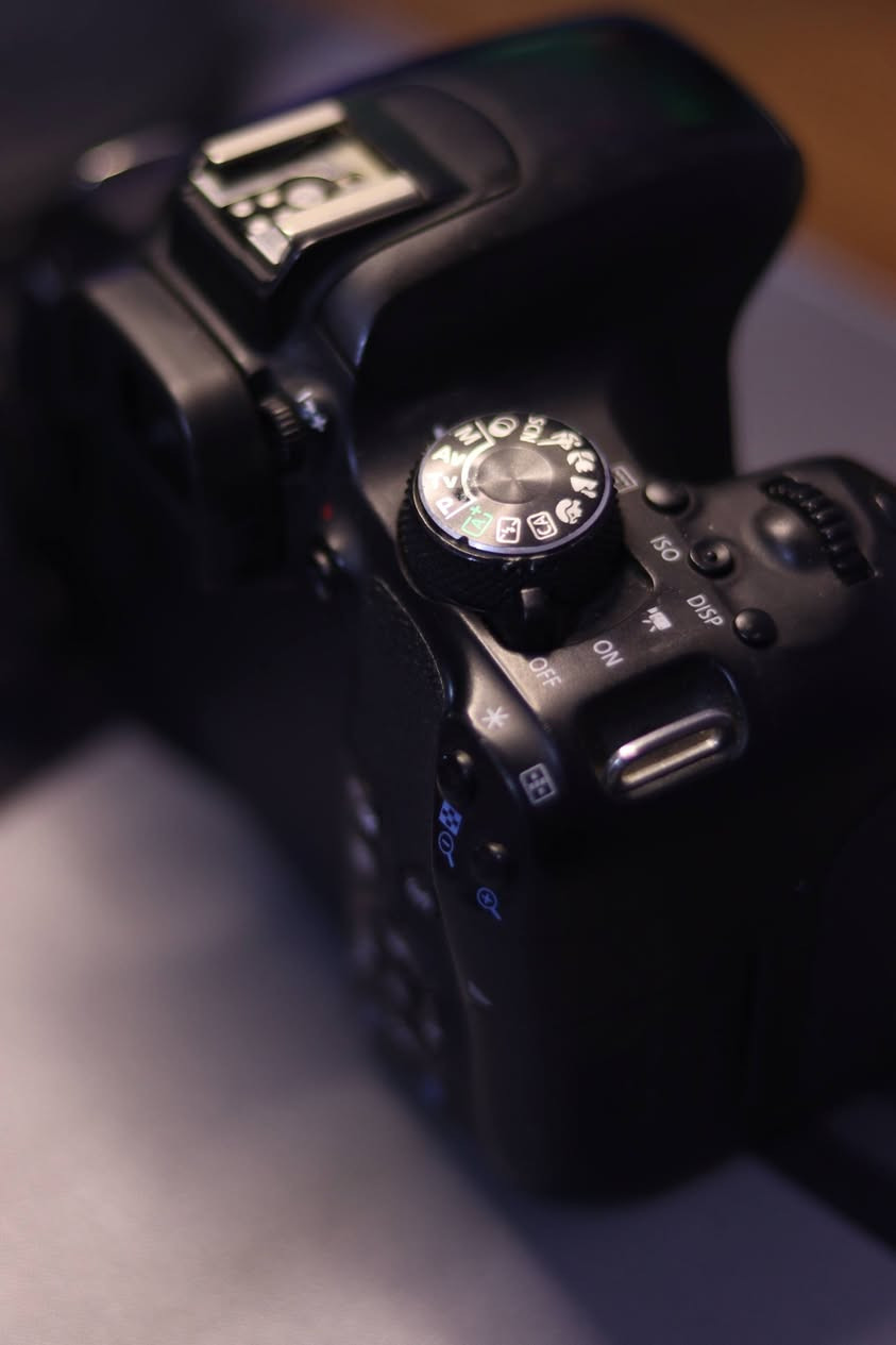 للبيع / canon 800d
🔹 المواصفات الرئيسية:
• المستشعر: CMOS APS-C بدقة عالية
• الدقة: حتى 24.2 ميجا بكسل
• ISO: من 100 حتى 25600 (قابل للتوسيع)
• فيديو: Full HD بدقة 1080p
• شاشة: شاشة لمس قابلة للإمالة
***********
• واي فاي + بلوتوث: للاتصال ونقل الصور
📦 الملحقات المتوفرة كاملة:
✔️ عدسة أصلية 
✔️ بطاريتان + شاحن
✔️ رام (32)
✔️ حزام رقبة

السعر / 550 الف دينار عراقي
