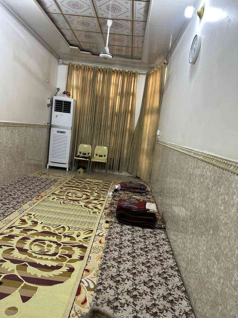 بيت للبيع
سلام عليكم 
بيت للبيع مساحه 120 متر بحي (الجمعية شارع عشرين قرب مدرسة المتميزين) البيت طابق ارضي استقبال و غرفة وصالة ومطبخ وتخاريج المطبخ مسوينة مخزن ومبين بالصور والمكشوفة مسويه مطبخ حراري وفوق الطابق الثاني غرفة وحدة اي استفسار راسلني او خابر على الرقم *********** .
