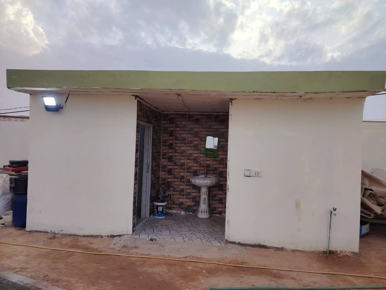 سلام عليكم
بيت للبيع المساحه 1000متر واجه 17نزال60 قريبه على شارع العام تبعد300متر فقط وتبليط لباب البيت كافة الخدمات متوفره كهرباء ماء مولد خط ذهبي مدارس سوق يتكون من
4غرف نوم سويت  4x6
صاله12x5
ومطبخ حار وبار 7x6
استقبال12x5
مجموعه صحيات داخليه
مجموعه صحيات خارجيه
مساحه خلف البيت
وحديقه اماميه وكراج بناء ممتاز درجه اولئ طابوك نهروان صب كونكريت مركزي الاساس والسقف اقرار محكمه مباشر المكان النجف الاشرف شارع كربلاء نجف عامود151
الاستفسار ***********

               ***********
