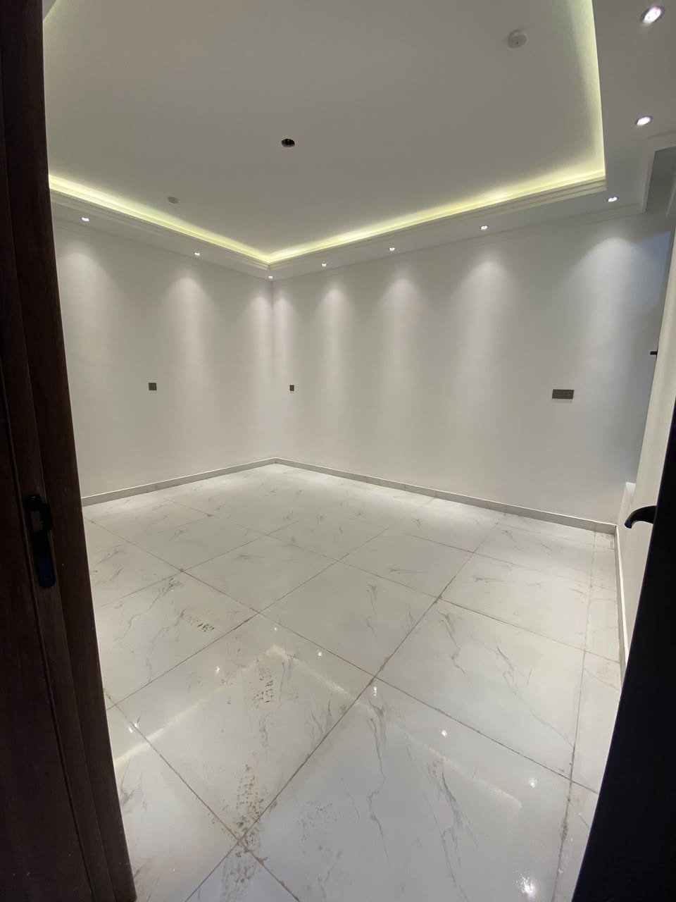 مشتمل أرضي جديد للإيجار – بناء سوبر ديلوكس
📍 حي الجامعة – شارع خدمي قرب الربيع
🔹 مدخل مستقل تمامًا
🔹 مساحة 180 متر
🔹 غرفتين نوم
🔹 صالة واسعة
🔹 مطبخ
🔹 صحيات
🔹 منور
🔹 موقف خاص للسيارات

✨ تشطيبات سوبر ديلوكس

📞 للاستفسار: ***********
🏢 أبو لين للعقار
