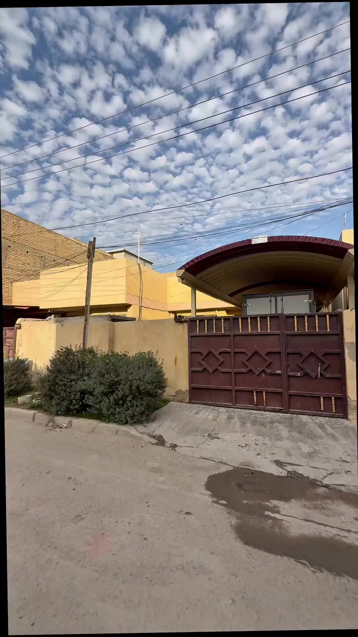 للبيع بيت سكني
▫️ المساحة: 160م
▫️ الواجهة: 8م
▫️ النزال: 20م
▫️ السعر: 296 مليون قابل للتفاوض

التفاصيل:
 • مدخلين
 • كراج
 • حديقة
 • صالة
 • مطبخ
 • صحيات عدد 2
 • غرف نوم عدد 3

الموقع:
الغزالية – شارع مدير الأمن – شارع المدارس

للاستفسار:
📞 ***********
📞 ***********
