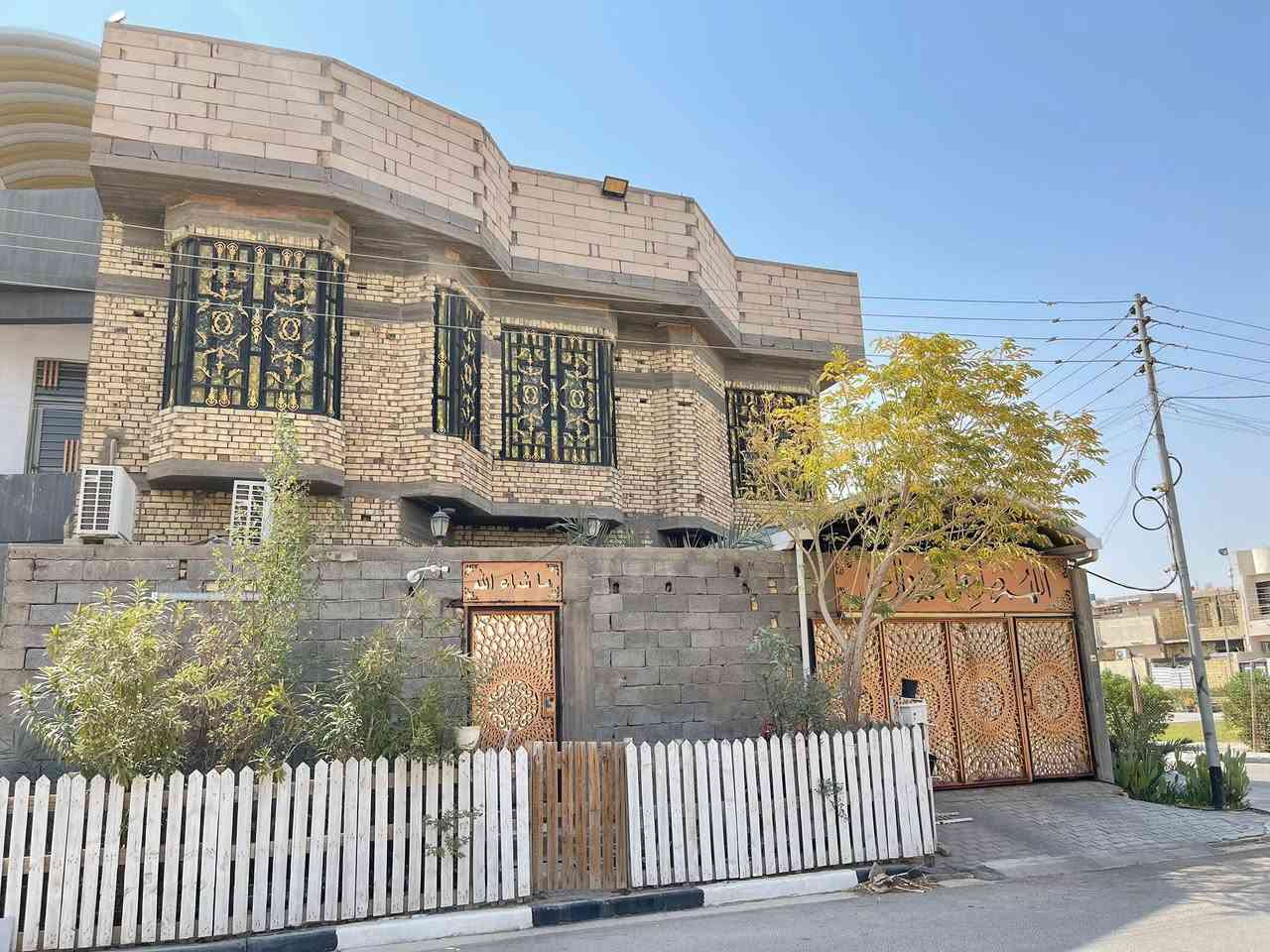 بيت للبيع
عنوان البيت : البصرة قضاء شط العرب التنومة حي الموظفين
مساحة القطعة : 268
مساحة البناء : 250
تفاصيل البيت :
1. الطابق الأرضي يتكون من ديوانيو صالة صغيرة وصالة كبيرة و مطبخ وغرف نوم عدد (2) و صحيات
2. الطابق الاول يتكون من غرف نوم عدد (5) و يوجد صحيات في غرفتين وكذالك يتكون من صحيات مشتركة
3. الطابق الثاني يتكون من صالة وغرفة واحدة
حالة البناء : ممتازة
سنة البناء : 2018
للمزيد من التفاصيل و الاستفسار الرجاء الاتصال بالرقم
التالي: ***********
اللأصل على
