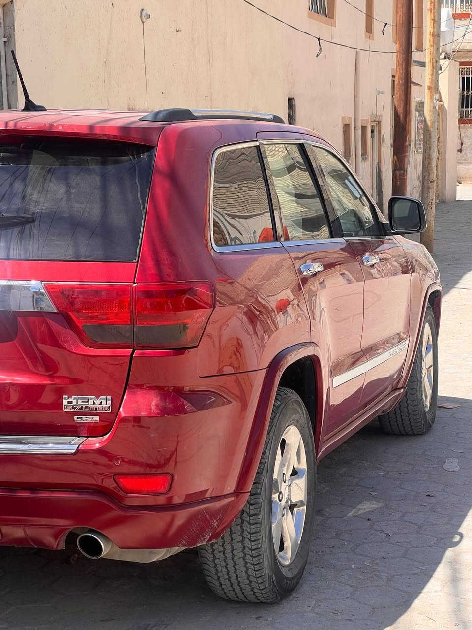 اللهم صل على محمد وال محمد جيب للبيع موديل 2011مستعجل السعر 117 قفل فول مواصفات بلا راما بصمه غرفه جليد اعلى فئه محرك 8 سلندر السياره جديده بمعنى الكلمه ما ناقصها برغي من محرك من كير حداديه تبريد كله جديد ايدامه كامله للسياره تخوم تاير اللي ياخذ السياره ربع ما يذب عليها رقم اربيل دولي مداور او وكاله مكان السياره نجف بيها بجم ثلاث قطع صبغ او تعمير بالشاصي وهذا رقم الشاصيها1J4HS5GY8BC532364 رقم ***********
