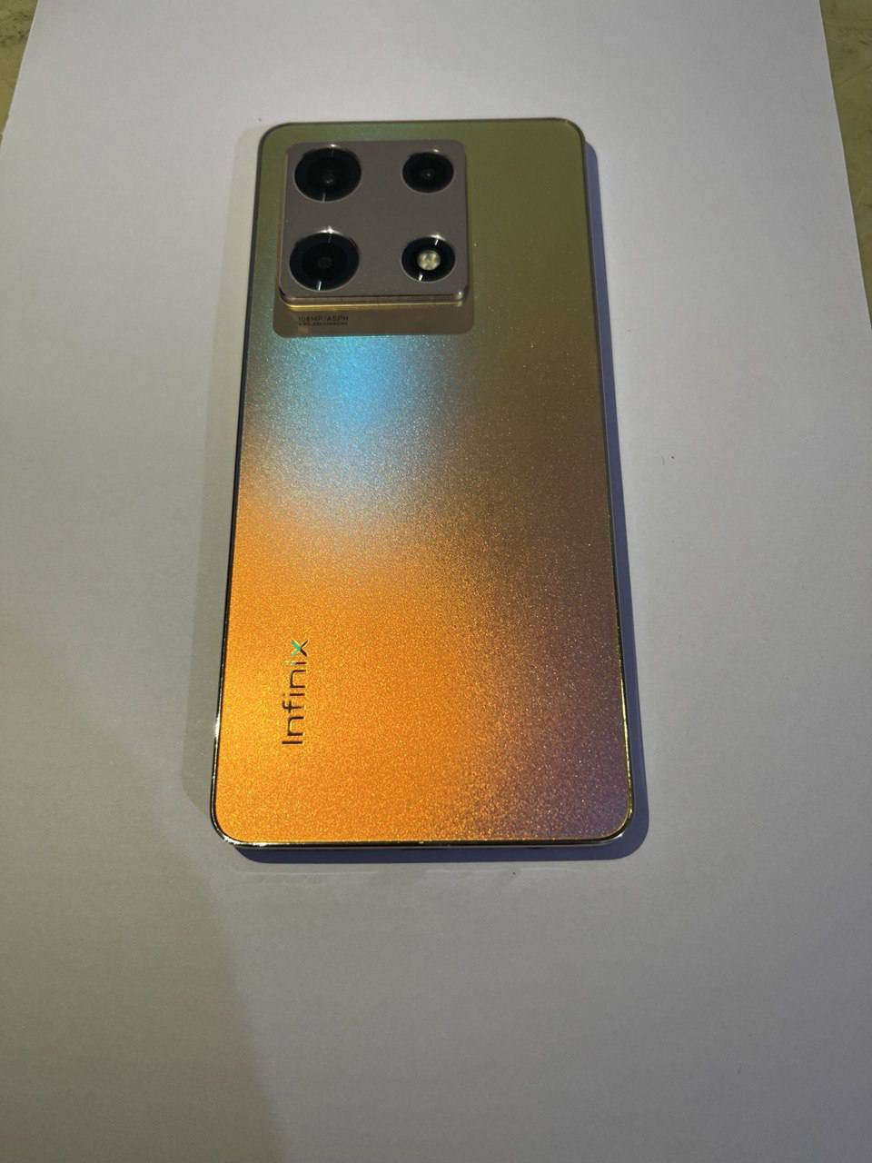 1. الأداء والمعالج
المعالج: MediaTek Helio G99 (بدقة تصنيع 6 نانومتر). وهو معالج ثماني النواة يقدم أداءً مستقراً جداً في الألعاب والتطبيقات اليومية.
ذاكرة الوصول العشوائي (RAM): يأتي بـ 8 جيجابايت، مع إمكانية توسعتها افتراضياً لتصل إلى 16 جيجابايت.
ذاكرة التخزين: 256 جيجابايت (من نوع UFS 2.2)، ويدعم تركيب ذاكرة خارجية (microSD).
2. الشاشة
النوع: AMOLED تدعم مليار لون.
المقاس: 6.67 بوصة بدقة FHD+ (1080×2400 بكسل).
التردد: 120 هرتز، مما يوفر سلاسة عالية في التصفح والألعاب.
السطوع: يصل إلى 900 شمعة، مما يجعله جيداً للاستخدام تحت أشعة الشمس.
3. الكاميرات
الكاميرا الخلفية (ثلاثية):
الأساسية: 108 ميجابكسل (فتحة عدسة f/1.7) تقدم تفاصيل دقيقة.
كاميرا للعزل (2 ميجابكسل) وكاميرا للذكاء الاصطناعي.
تصوير الفيديو: يدعم حتى دقة 2K (1440p) بمعدل 30 إطاراً في الثانية.
الكاميرا الأمامية: 32 ميجابكسل مع فلاش مزدوج لصور سيلفي واضحة.
4. البطارية والشحن (نقطة التميز)
السعة: 5000 مللي أمبير.
الشحن السلكي: يدعم الشحن السريع بقدرة 68 واط (يشحن 80% في حوالي 30 دقيقة).
الشحن اللاسلكي: يدعم الشحن اللاسلكي بقدرة 15 واط (ميزة نادرة في هذه الفئة السعرية).
الشحن العكسي: يدعم شحن الأجهزة الأخرى سلكياً ولاسلكياً.

السعر على الخاص


**إذا كنت صاحب هذا الإعلان وتريد حذفه لأي سبب، رجاءا أرسل رسالة إلى الدعم الفني**
