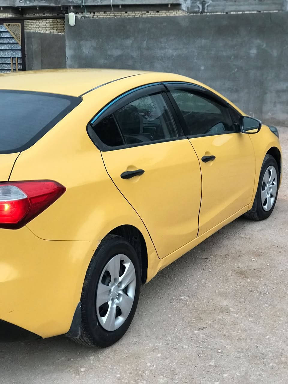 السلام عليكم .
للبيع كيا سيراتو 13 رقم قادسيه سياره مكفوله كفاله عامه مكينه كير حداديه خير من الله منضومه غاز سياره جاهزه ماذب عليها ربع باسمي سنويه لـ2030  سعر 105 وبيها مجال بسيط المكان سماوه قضاء الرميثه 
رقم الهاتف *********** غير متواجد ع القيس
