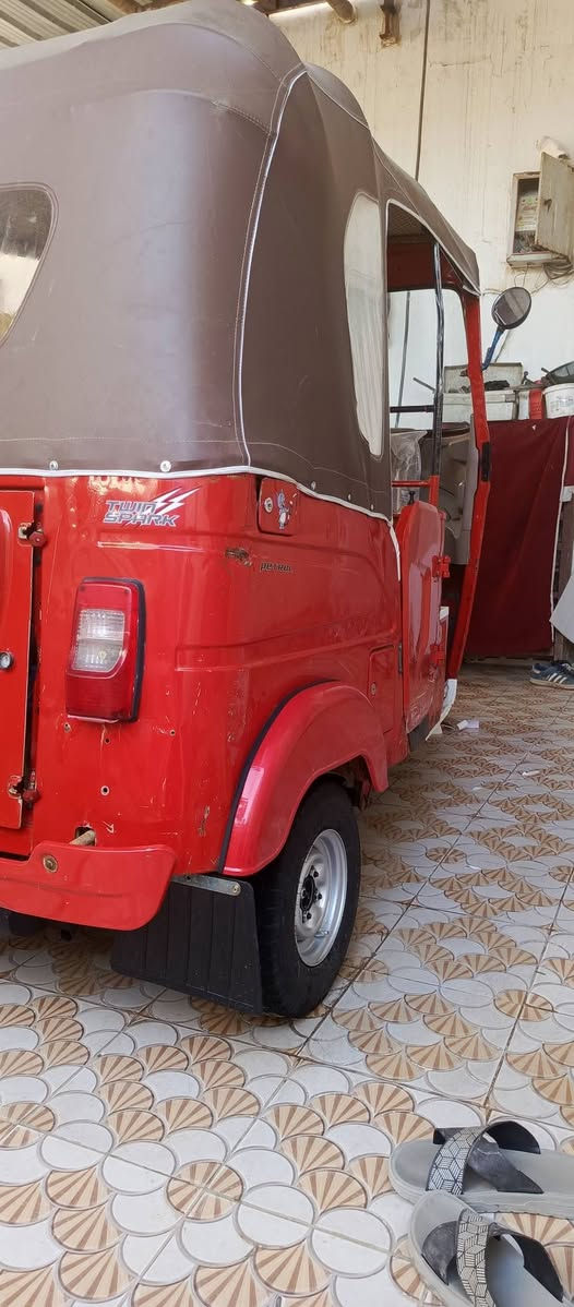 السلام عليكم تكتك للبيع رقم وسنويه تحويل ثاني يوم موديل 2022 شهر 10 محرك كفله الكشر  كفله من الصبغ ولمعجون بيه بس بارد الموضح بلصور مكان ناصرية سوق الشيوخ رقم الهاتف ***********
