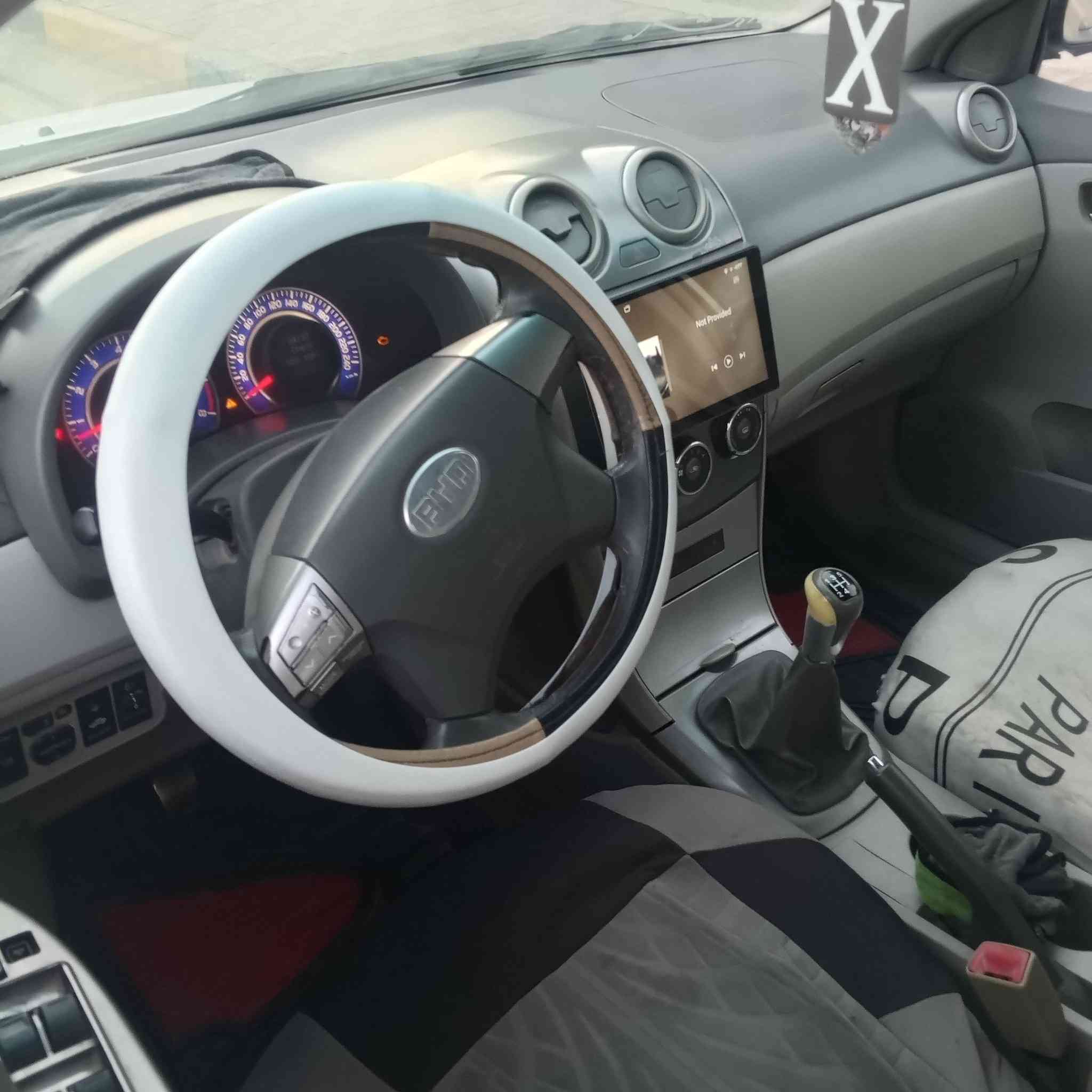 تحيه طيبه. بي وايدي. 2013 بسمي.
واسط دولي.   جاهزه مكينه كير. عادي. 
بيها مكانات صبغ. اثر خياس.  فقط.
بدون ضربه.    كهربائيات سنتر.  كلها شغال. مكان واسط الكوت مركز المدينه. سعر اللبيع 43ورقه اتصاال ***********
