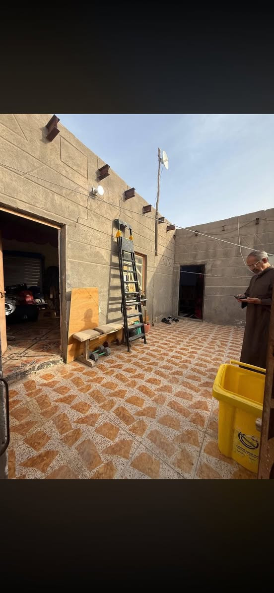 السلام عليكم 
دار سكن مساحه 120
يتكون 
1كراج
غرف منام 2 
استقبال 
ديوانيه
مطبخ 
حمامات خارجيه
سقف عكاده
شارع 10 متر
جميع الخدمات متوفره 
عوانه ابي الخصيب طريق الوسطي قرب مدارس طيور الخصيب
طابو سند 25 باسم عراقي
السعر 37 مليون وبي مجال
للاستفسار ‭0774 073 4732‬
