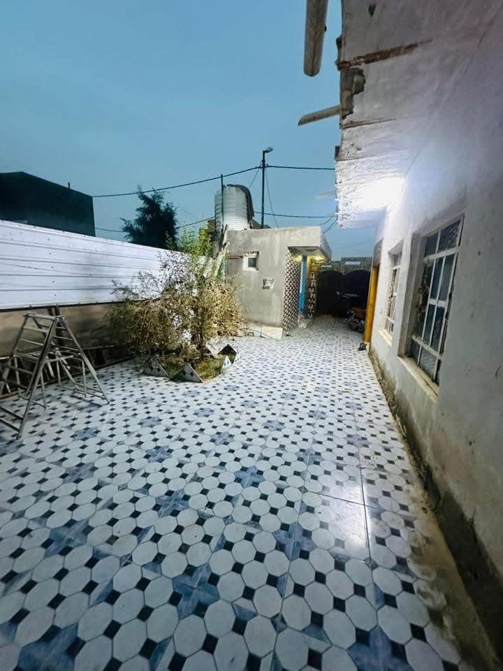 بيت طابو صرف مساحه 210 
يحتوي عل غرفتين + صاله+ استقبال + صحيات داخليه وخارجيه + محل 
الموقع /بدايه السايدين قرب جامع سيد محمد
اي استفسار راسلني خاص او عل رقمي 
***********
