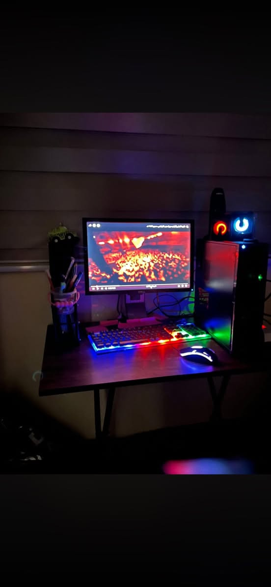 السلام عليكم متوفر حاسبه للبيع فول نضافه نوع DEll 3010 وندوز 10 نظيفه جداً مع شاشه قياس 22 DELL مع ماوس كيمنك مع كيبورد عربي إنكليزي مع سماعات خارجيه اصليه لدراسه والبرامج الأكسل والورد والمنتاج وألعاب الخفيفه العنوان البصره 
السعر 235 ألف وبيها مجال بس راسلني تدللون 
*********** واتساب فقط ومتوفر ماسنجر
مواصفاته وياها هديه لاصقات جداريه عدد 4

جهاز ديل OptiPlex 3010 يجي بمعالجات Intel Core الجيل الثالث (مثل i3 أو i5) مع ذاكرة وصول عشوائي (RAM) تختلف في سعتها ( 8 جيجابايت) وقرص تخزين بسعة 500 جيجابايت ، مع دعم لأنظمة تشغيل Windows 10 ، ويوفر منافذ USB متعددة، ومنفذين للشاشة (VGA و HDMI)، وكارت شاشة مدمج من Intel HD Graphics [1،
