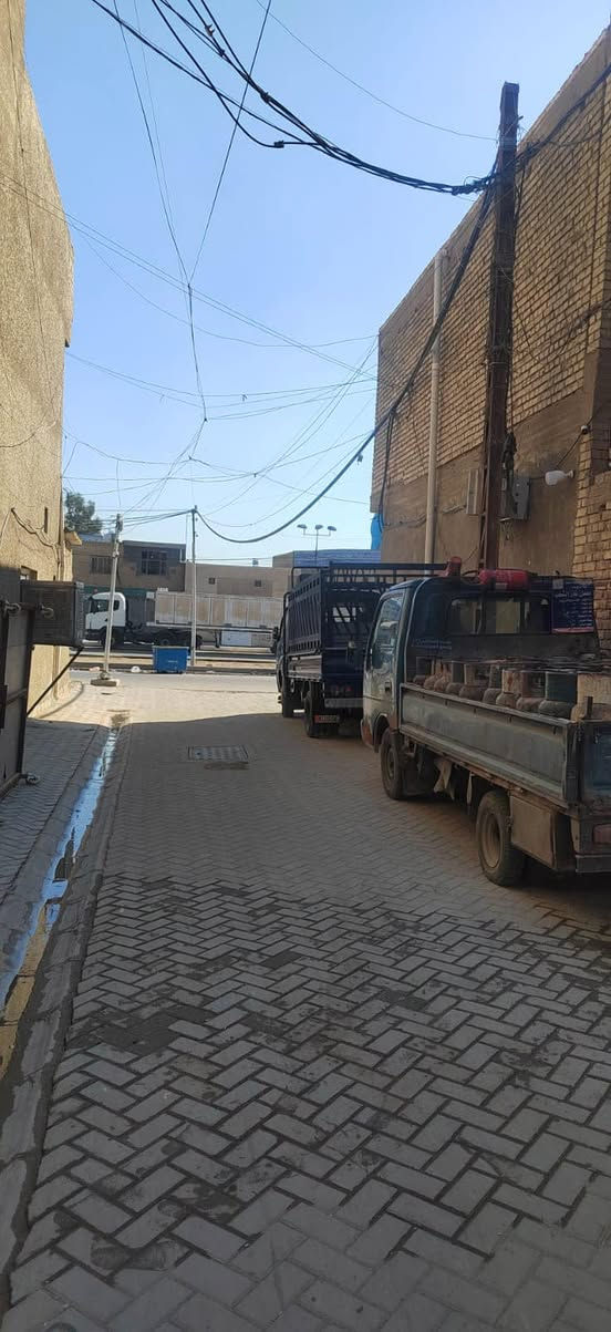 دار لبيع قطاع 33اول باب على لشارع مقابيل جامع موسى ابن جعفر بناء حديث  مساحه البيت 144 حوش 3X8 استقبال 6X5 بصفه مطبخ 5X5صاله 8X5 منور خارجي 2 حمام تواليت مشترك 3X2 غرفه 5X4 طابق بثاني نفس لطابق اول طابق لثالث غرفه 5X4 صاله وسطح طابق لرابع سطح وبيتونه (السعر النهائي بدون اي تعامل  275 أسم لبيت بسم ابو البيت )اي ستفسار رقم الهاتف ***********
