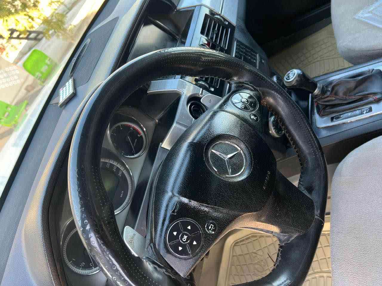 مرسيدس بنز 330 Mercedes Benz    Glk 
موديل 2009
رقم أربيل هزه جديده. رقم دولي 

السيارة نظيفة جدا 

2 بصمة معاها 
داخل اسود جلد 
شاشة تحديث من شركة مرسيدس 
شاشات خلفية
خمس ابواب بصمة 
تدفئة كشنات أمامية
محرك   3500  Vvti
6 سلندر
سيدي جنجر 6 أقراص
شاشة كبيرة وسطية وكاميرا خلفية 
حساس مطر
نظام اقتصادي
ليد أمامي
تحكم ستيرن 
مثبت سرعة 
ويل كب 20
بانوراما  2 فتحه 
تخم تاير جديد مع ويل اجنبي 
و بطاريه جديده 
صبغ ربع بنيد 
الباقي مكفول 
اعلى فئه. ب Glk 
السعر ١٠٢ ورقه بغداد, العراق


**إذا كنت صاحب هذا الإعلان وتريد حذفه لأي سبب، رجاءا أرسل رسالة إلى الدعم الفني**