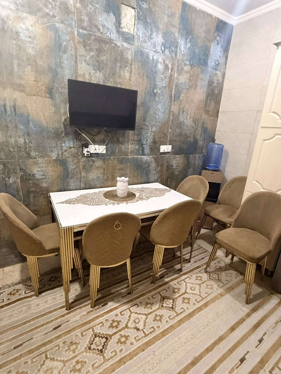 مرجوحة ام نفرين نضيفه جدا 
وميز +6 كراسي 
المجروحة سعر ١٥٠ 
الميز سعر ١٠٠ 
***********
