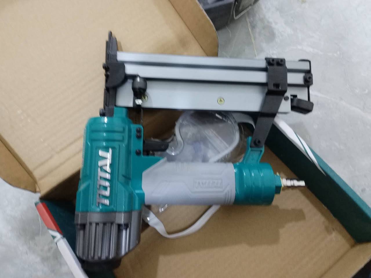 منشار تخريم ياباني ماكتا جديد السعر ١٢٥ الف
مسدس دبل مسمار جديد ٤٠ الف 
فريزه ٣٠ الف متوفر توصيل 
***********
