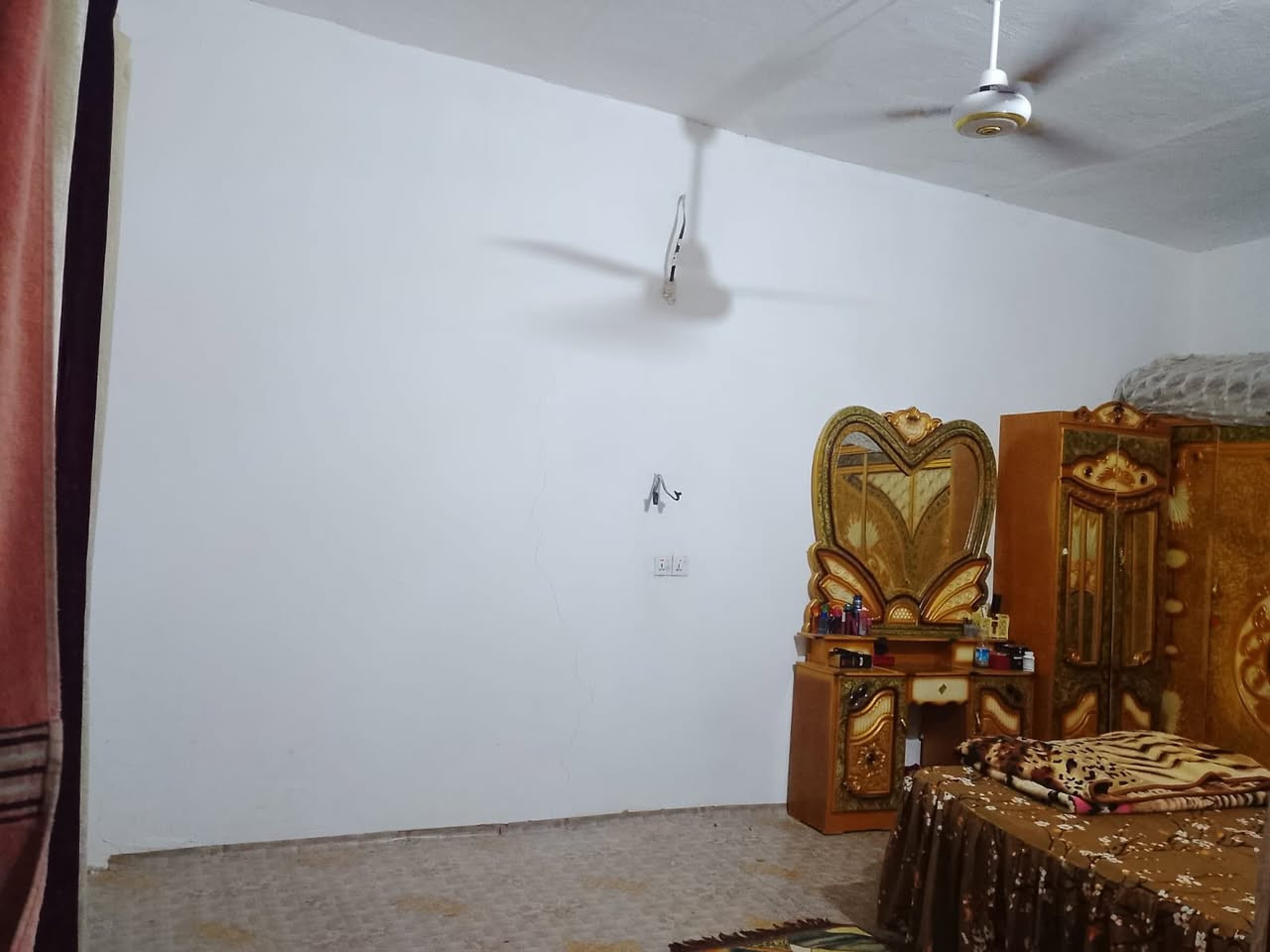 السلام عليكم 
بيت للبيع مكانه حي بجاي المساحة 260 متر 
قرب حي الامام الصادق 
كافة الخدمات موجوده 
يحتوي البيت على 3 غرف نوم و صالة و استقبال و صحيات و مطبخ حار و بارد 
بناء طابوك صارلة سنتين   

‭٠٧٨٤ ٢٣١ ٥١٠٤‬

‭٠٧٨٩ ٣٤٩ ٧٨٦٤‬
