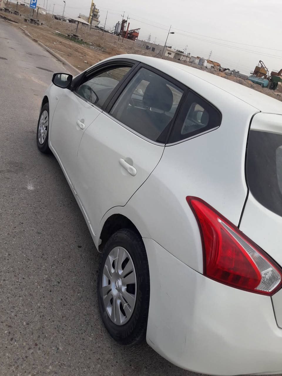 نيسان تيدا خليجي 2016 السياره كفاله على وضع الشركه ماشيه 90 الف بيه صبغ الجاملغ الخلفي وشبرين بالجنطه اثر دحجه بسيطه والباقي كفاله. محرك كير حداديه على وضع الشركه بيه مواصفات. سويج عدد 2  السياره جديده. السنويه ل 2028 شرط التحويل مكان السياره الديوانيه السعر 88 وبيه مجال بسيط للاستفسار على *********** و*********** وشايف الف خير الي ياخذه
