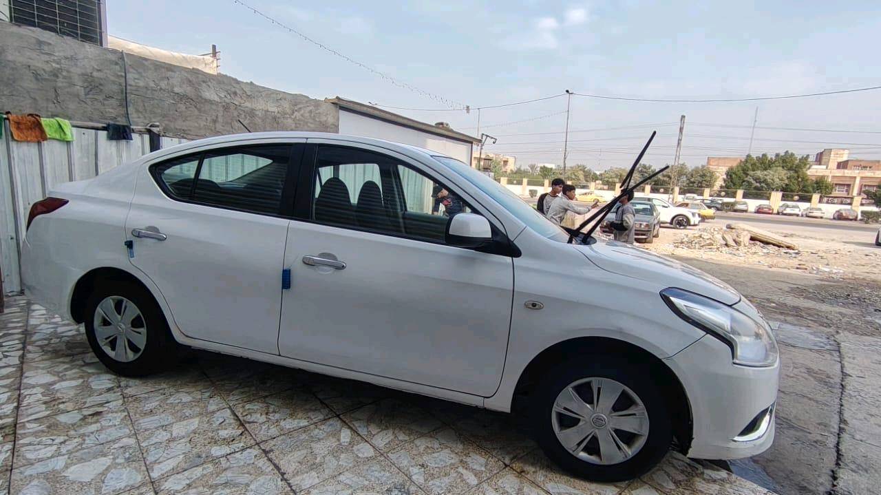 

السيارة نيسان صني نظيفة جدًا ولونها أبيض. السيارة موفرة للوقود ومثالية للاستخدام اليومي. توفّر الراحة للسائق والركّاب، وتتميز برحابتها الداخلية ومساحة تخزين جيدة. الدواليب حالة جيدة والسيارة معتنى بها بشكل ممتاز.