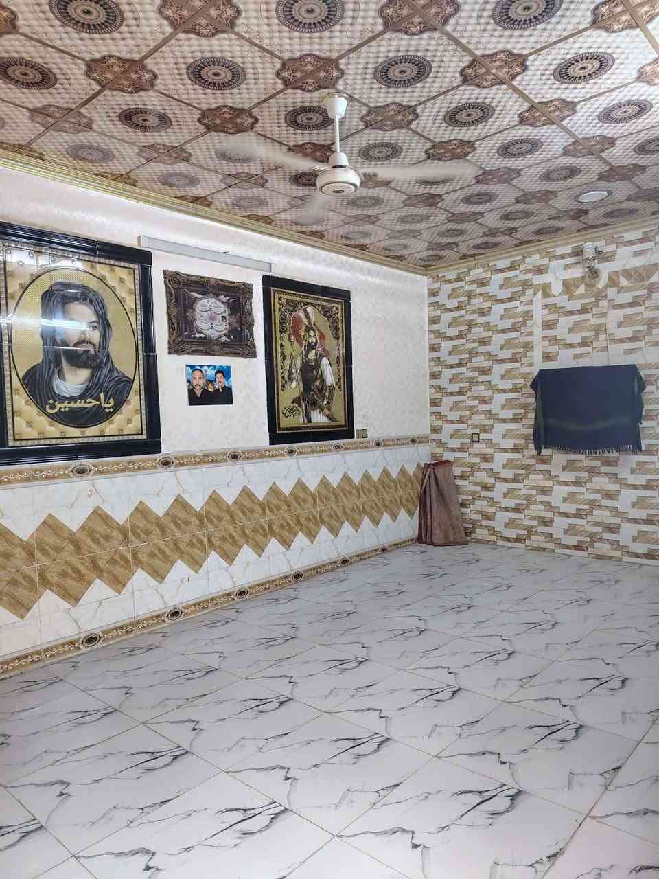 السلام عليكم عندي بيت للبيع مساحه 150 متر قرب مخسن حي الموظفين قضاء الشافعيه
يحتوي على غرفه وصالة  حمام داخلي  ومطبخ استقبال  صحيات خارحيه  وكراج  سعر خاص رقم الهاتف ***********
