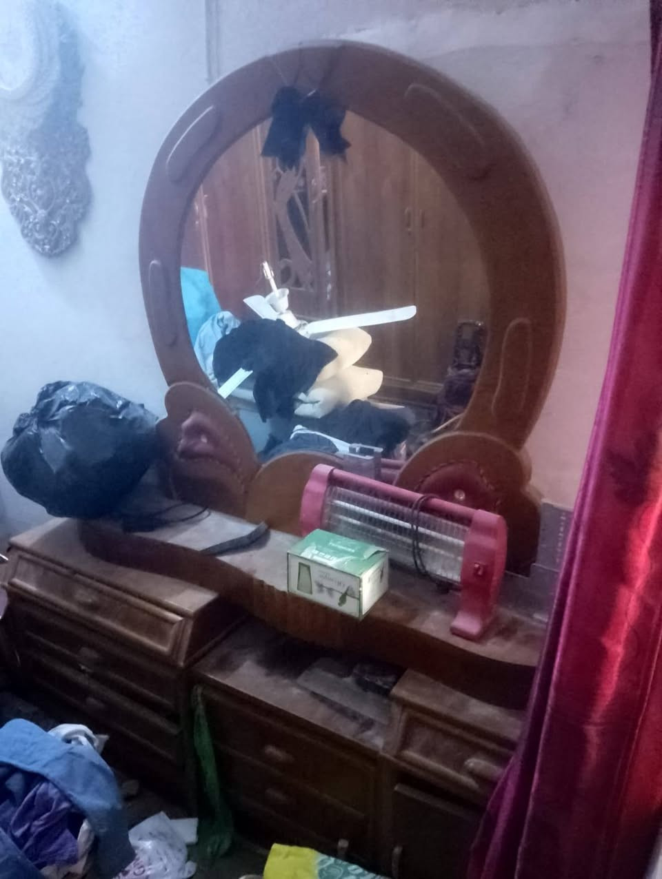 غرفه كامله للبيع نضيفه بس تصويرها قديم مابيها اي شي سعر 450وبيها مجال 
‏‪0788 751 6188‬‏
