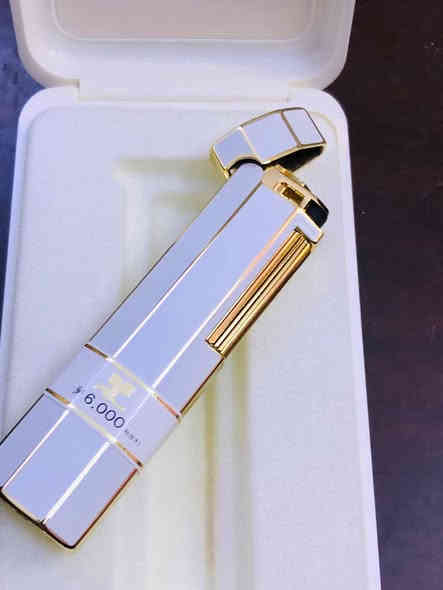 قداحة كوريج باريس (Courrèges paris) 
حجر وطلاء ذهب. نقشة مميزة 
خمس الوان جميلة 
انتاج الثمانيات 
حجر - غاز    
لوك غير مستعملة 
مع العلبة الأصلية 
السعر ١٠٠ الف 
للاتصال ***********
