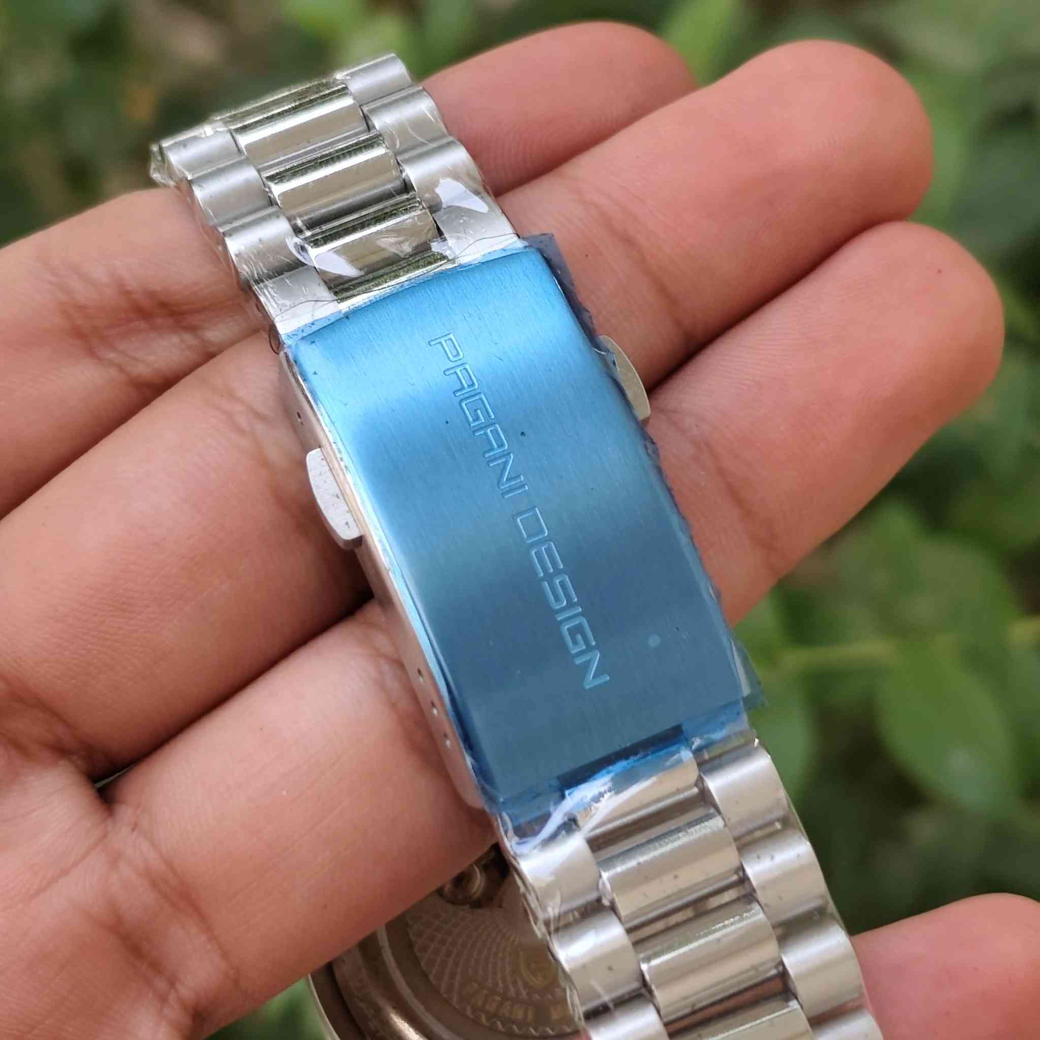 ساعة ماركة باكاني دزاين Pagani Design اصلية ⌚💙
موديل PD-1752.. 
(الصور خاصة بالمنتج نفسه)
الساعة جديدة لوك وبتغليف الشركة مع كامل ملحقاتها، 
قطعة قمة بالأناقة والفخامة والقوة.
ليش هاي الساعة مميزة؟
✅الماكنة: أوتوماتيك (Seagull ST16) اسطورية، تعرضلك اليوم كامل بالعربي/الإنجليزي وتاريخ، ماكينة عملية وراقية.
✅المينا: لون نيلي غامق ملكي، وية الأرقام الرومانية تنطي كشخة مو طبيعية بالإيد.
✅الجام (الزجاج): ياقوت (Sapphire Crystal) ضد الخدش، يعني انساها تشخط.
✅القطر: 36 ملم(بدون التاج)، القياس الكلاسيكي اللي يرهم على كل معصم تقريباً.
✅الخامة: ستيل (316L) أصلي ثقيل، والسوار بنظام الـ President المريح.
 متوفر توصيل لكل العراق 🇮🇶 
#باكاني_دزاين #باكاني #ساعة #ساعات #ساعات_رجالية


**إذا كنت صاحب هذا الإعلان وتريد حذفه لأي سبب، رجاءا أرسل رسالة إلى الدعم الفني**