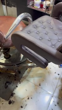 كرسي حلاقة • مساعد الحلاق • كربلاء