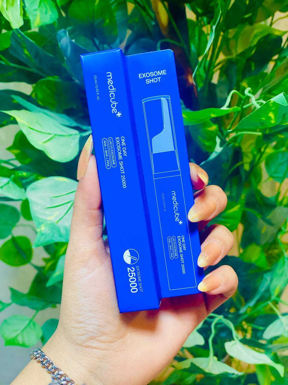 ✨سيروم ميديكيوب ون داي إكسوسوم شوت 25000 (Medicube One Day Exosome Shot 25000) هو أمبولة مركزة للعناية بالمسام مصممة لتحسين ملمس البشرة وتعزيز إشراقها. يستخدم تقنية متقدمة مستوحاة من المايكرونيدلينغ لتعزيز امتصاص المكونات النشطة بعمق في الجلد. 

✅الميزات والفوائد الرئيسية:-
تقنية الإكسوسوم المغلفة بالإبر الدقيقة (Spicule): يحتوي السيروم على 25000 جزء في المليون من الإكسوسومات (Lacto Exosome) التي تعمل كإبر مجهرية لإنشاء قنوات دقيقة في البشرة، مما يزيد من امتصاص المكونات الفعالة بنسبة تصل إلى 262%.

✔️ يساعد بشكل واضح وملحوظ على تقليل مظهر المسام الواسعة وتنظيفها بعمق.
✔️ يعمل على تنعيم البشرة وإزالة خلايا الجلد الميتة بفضل مزيج من أحماض التقشير اللطيفة (AHA + BHA + PHA).
✔️ يعزز مرونة الجلد ويساعد في ترميم حاجز الحماية الطبيعي للبشرة.
✔️ يمنح البشرة نضارة وصفاءً ويساعد في توحيد لونها بفضل مكونات مثل النياسيناميد. 
كيفية الاستخدام
✔️ يوصى باستخدامه كعلاج مكثف مرة واحدة أسبوعياً، ويفضل أن يكون ذلك في المساء.
⭕ملاحظة: قد يشعر المستخدم بوخز خفيف أو إحساس بالحرارة، وهو أمر طبيعي ويدل على أن المنتج يعمل بفعالية.
#الاصلي المنشأ كوريا 🇰🇷💯
للحجز والاستفسار راسلو على الواتساب *********** https://whatsapp.com/channel/0029Vb6CNF2EquiRAycW0j1i او على الماسنجر 
🚘يوجد خدمة توصيل لجميع محافظات العراق 🇮🇶
