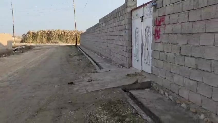 بيت شارع المطار كافه الخدمات بيها ماء كهرباء مولده وقريب على شارع العام 20 متر***********
