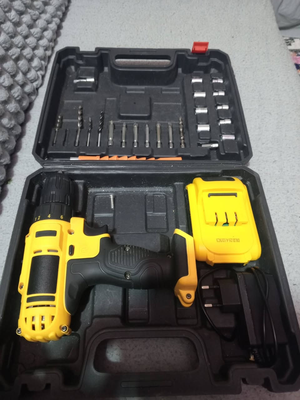 السلام عليكم دريل شحن للبيع مستخدم فتره قليله بطاريه عدد 1  وشاحنه  سرعتين  مع درنفيسات ولقم  وبراين عدد 3 بسعر مناسب تعال خاص


**إذا كنت صاحب هذا الإعلان وتريد حذفه لأي سبب، رجاءا أرسل رسالة إلى الدعم الفني**