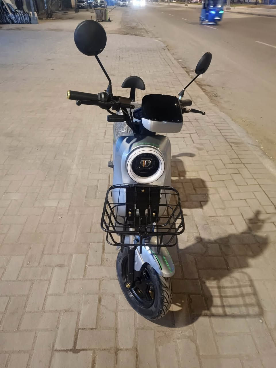 السلام عليكم 
ار 9 مديل 26 الحديث لون رصاصي
5بطاريات حجم كبير 32امبير وينلي الاصلي ام الختم شاحنه الاصليه  وياها سويجين وبصمه وكارت 
4 نمر سرعه 109سرعه حقيقيه 70
دبل اشاره اشاره يمنه ويسره وهورن وبلوتوث لايت عالي وناصي 
دراجه جديده مستخدمه اقل الشهرماشيه100 كيلو فقط 
السعر480وبيها مجال قليل حك الجيه 
واتساب ***********
عنوان بصره حيانيه شارع موسى الكاظم
