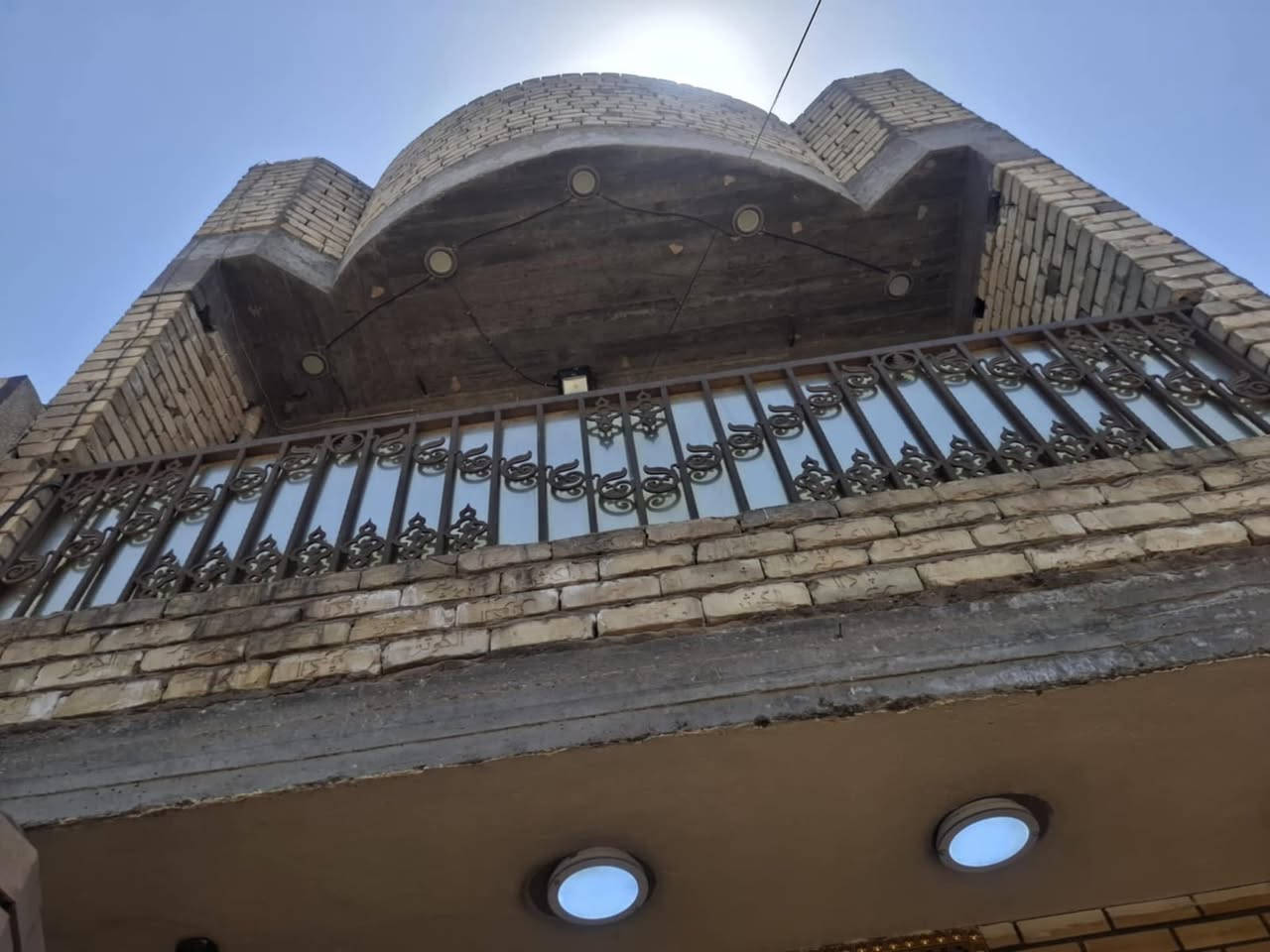 السلام عليكم دار للبيع المساحة 80متر الواجهه 4النزال 20
بناء حديث طابقين ونص وبناء حديث متميز سويت لكل غرفه والمطبخ ايضاً داخله حمام خريطة خيالية 

كراج+صحيات+استقبال وممر على المطبخ معزول عن الاستقبال+صالة+مطبخ وصحيات 

الطابق ثاني غرفتين وصحيات الطابق الثالث غرفه وحمام ومخزن

الموقع شهداء العبيدي الاولى قرب ملعب احمد جار الله ثاني فرع قريب على الشارع العام 

للتواصل والاستفسار الاتصال على الرقم ***********
