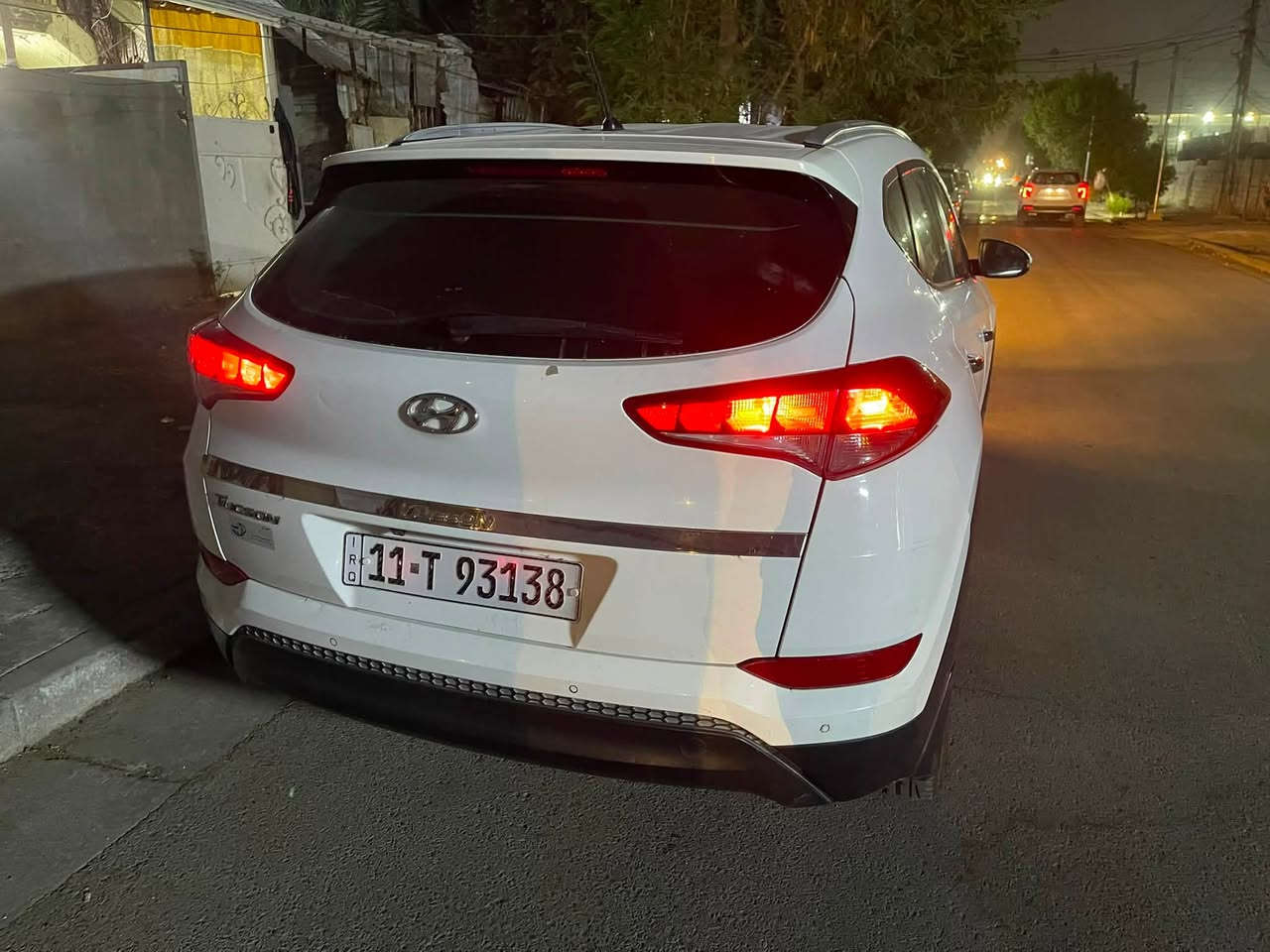 السلام عليكم توسان موديل 2018 للبيع ماشيه 300 الف السياره نضيفه بيها بارد بالجاملغ جهة السايق وتكحيل الباب الي وره السايق 
السعر ب 160 ورقه قفل 
***********
